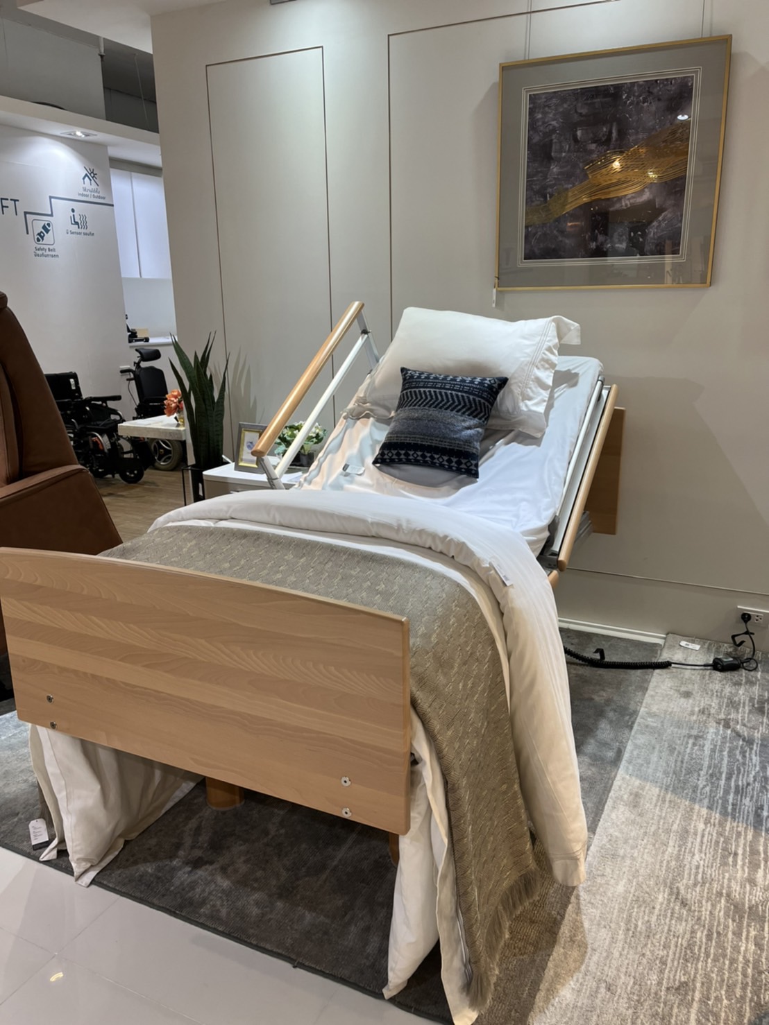 เตียงผู้สูงอายุปรับไฟฟ้าแบรนด์ Volker Bed รุ่น 3080MA จากประเทศเยอรมนี + แถมพิเศษ ที่นอนป้องกันแผลกดทับ HP Blue จากเยอรมนี + ชุดผ้าปูที่นอน + ผ้ายาง + เก้าอี้นั่งอาบน้ำ + ไม้เท้า (รุ่น TOP)