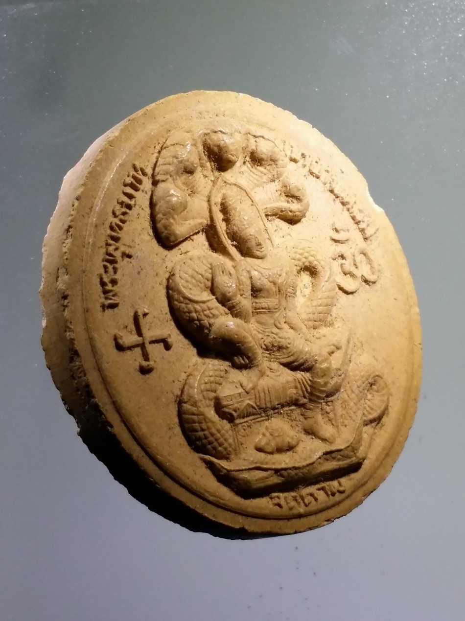 รหัสสินค้า จตุคามรามเทพ 779 พระเทวราชโพธิสัตว์จตุคามรามเทพ หลัง รอยพระพุทธบาท เขายายหอม จังหวัดชัยภูมิ เนื้อว่านขาว ไม่มีกล่อง หา กล่องรุ่นอื่นใส่แทนไปให้ครับ