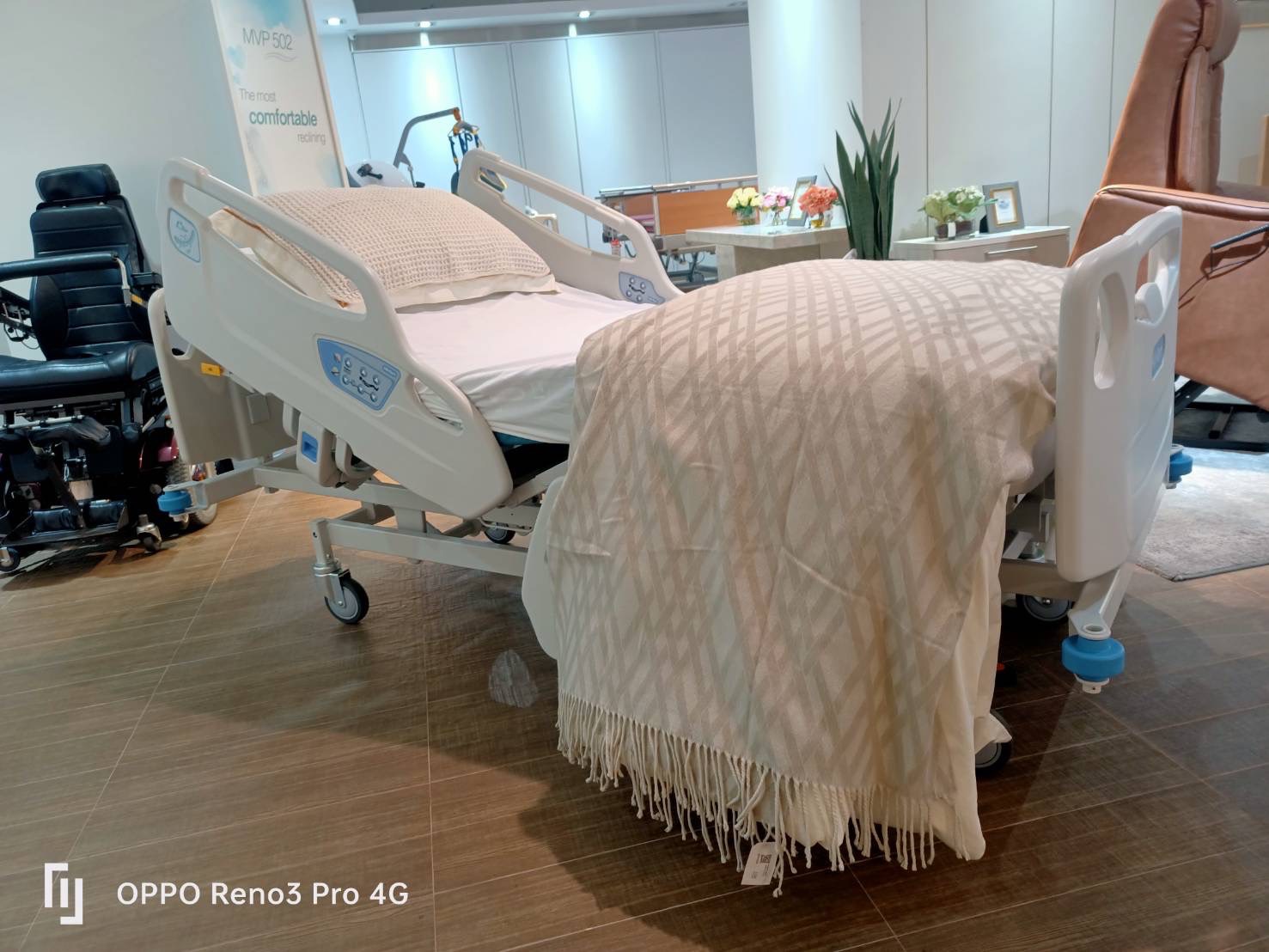 ชุดสุดคุ้ม E เตียงผู้ป่วยปรับระดับไฟฟ้า 5 ฟังก์ชั่น Hill-Rom รุ่น Centuris Type C แบบราวกั้นปีกนกยาว + ฟูก Hill-Rom NP50 แบรนด์จากประเทศสหรัฐอเมริกา + แถมพิเศษ หมอน + ผ้าปูที่นอน + ผ้ายาง + เก้าอี้นั่งอาบน้ำ + ไม้เท้า รับประกัน 1 ปี (รุ่นขายดี)