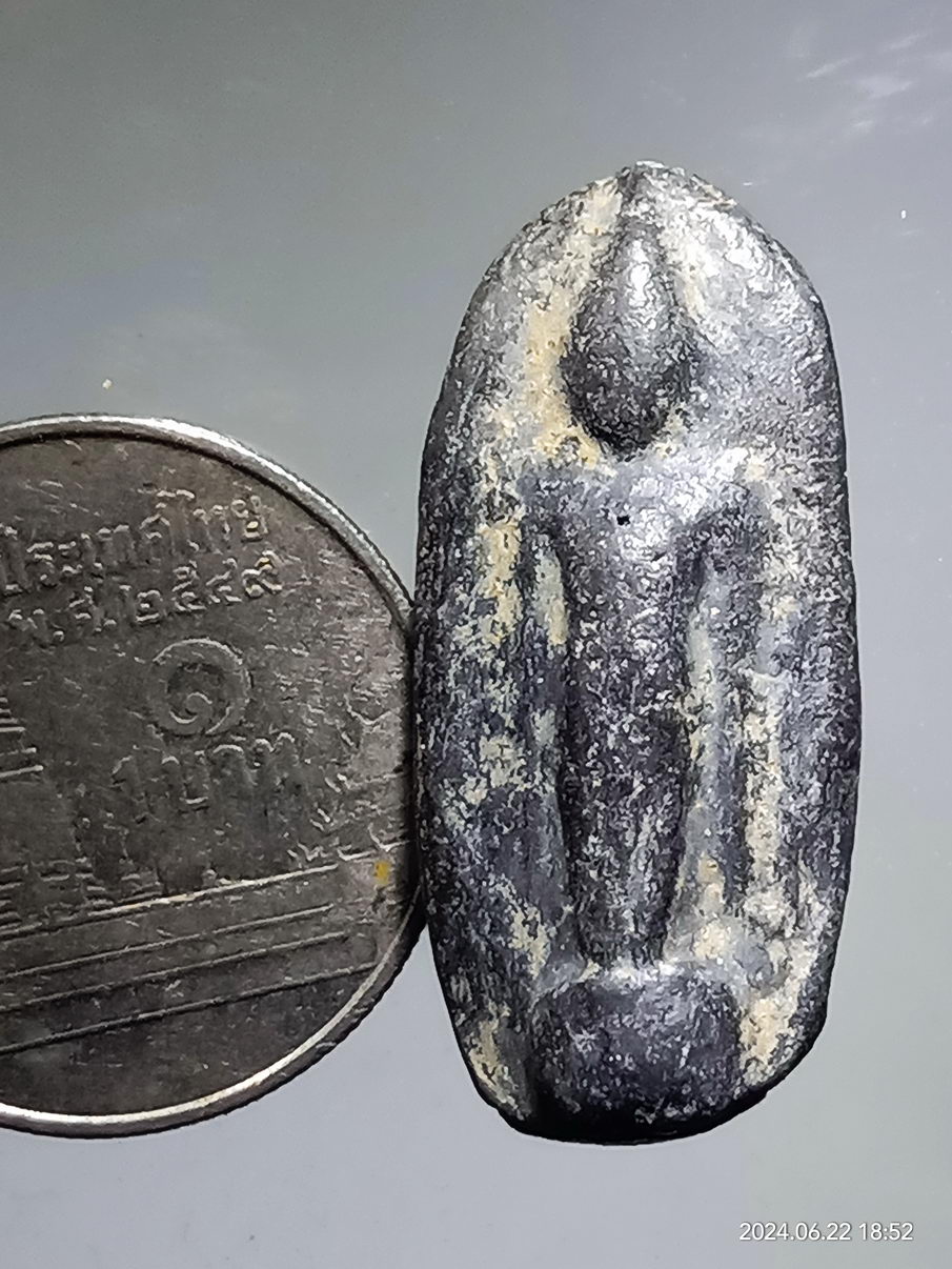 รหัสสินค้า พระเนื้อดิน เนื้อผง เนื้อว่าน 192 พระร่วงเปิดโลก เนื้อดินเผา เป็นพระกรุ ครับ ขนาดเมื่อเทียบกับเหรียญบาท