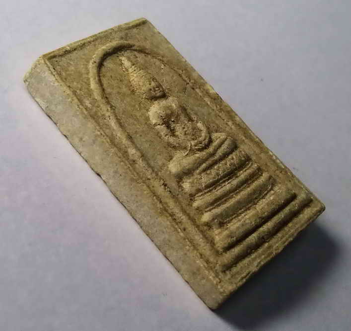 รหัสสินค้า พระเนื้อดิน เนื้อผง เนื้อว่าน 288 พระพุทธเนื้อผงปางสมาธิ วัดศิริเสาธง สร้างปี 2550 ที่ระลึกปิดทองฝังลูกนิมิต