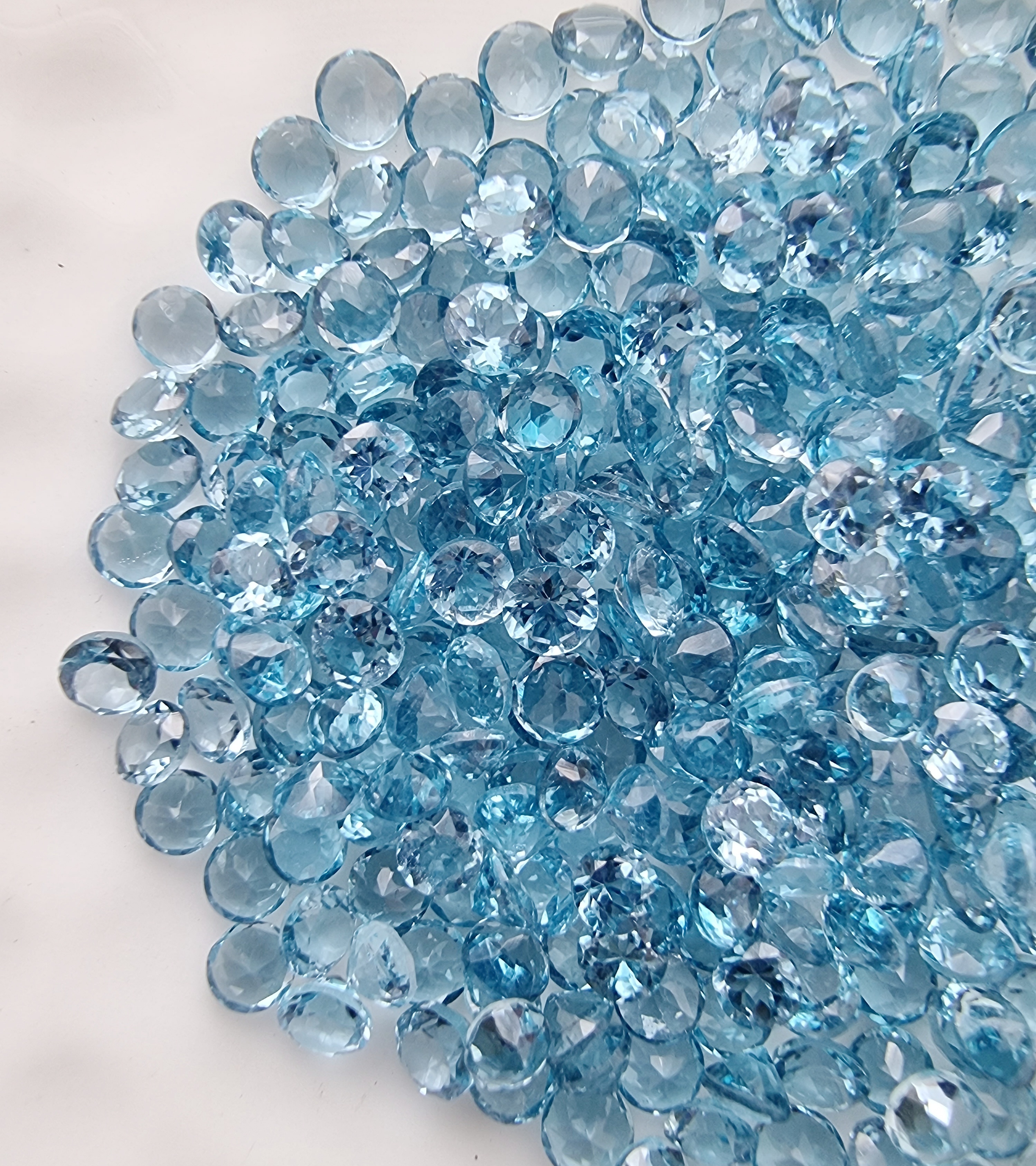 พลอยลอนดอนบลูโทปาสกลม 2.5 มม. 1 กะรัต