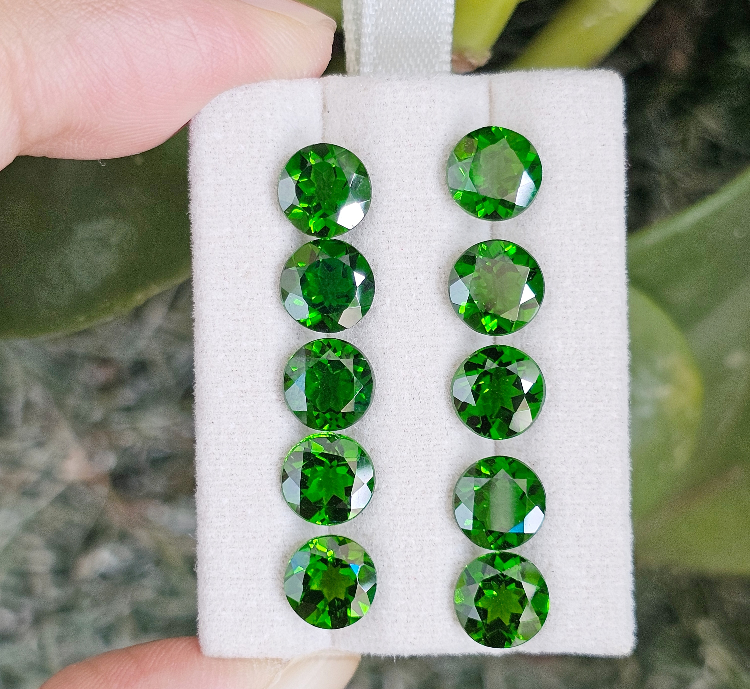 โครมไดออฟไซด์กลมเจียรเหลี่ยม 7.0มม. 1 เม็ด