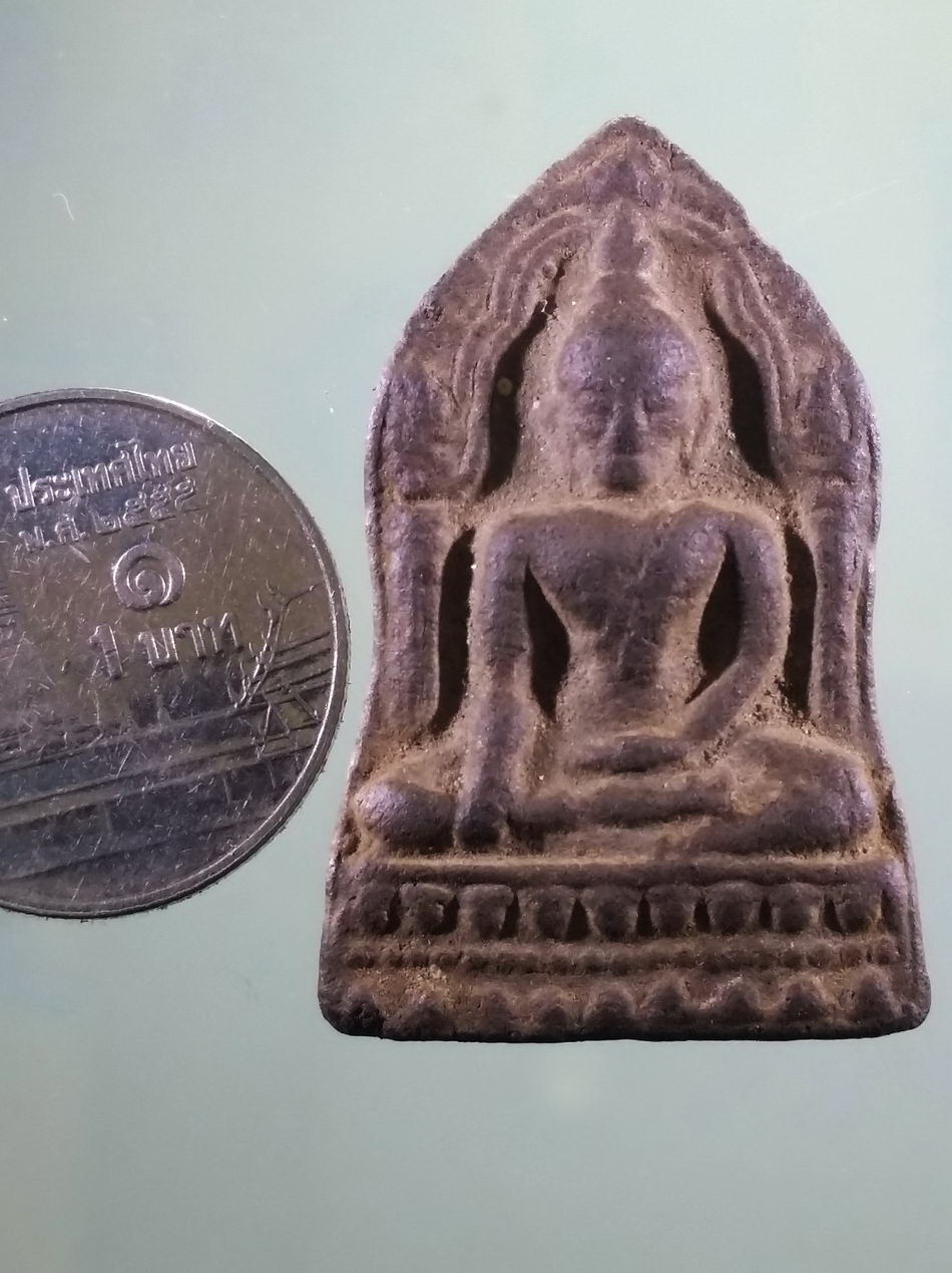 รหัสสินค้า พระเนื้อดิน เนื้อผง เนื้อว่าน 224 พระพุทธชินราช ใบเสมาเนื้อดินเผา กรุวัดหอกลอง จังหวัดพิษณุโลก ขนาดเทียบกับเหรียญบาท