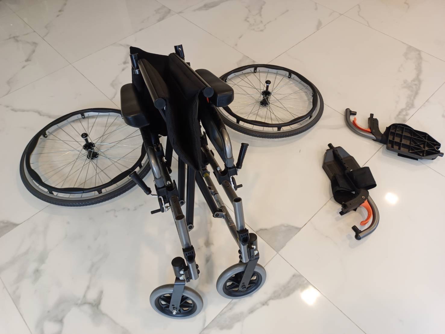 รถเข็นอลูมินัมอัลลอยด์คาร์ม่า KARMA รุ่น FLEXX (KM-8522) เบาะกว้างพิเศษ 20 นิ้ว รองรับน้ำหนักสูงสุด 130 กิโลกรัม เหมาะสำหรับ คนมีรูปร่างใหญ่, คนที่มีน้ำหนักมาก, คนไซร์ฝรั่ง, สูง ใหญ่ ของแท้ รับประกันศูนย์ไทย 5 ปี