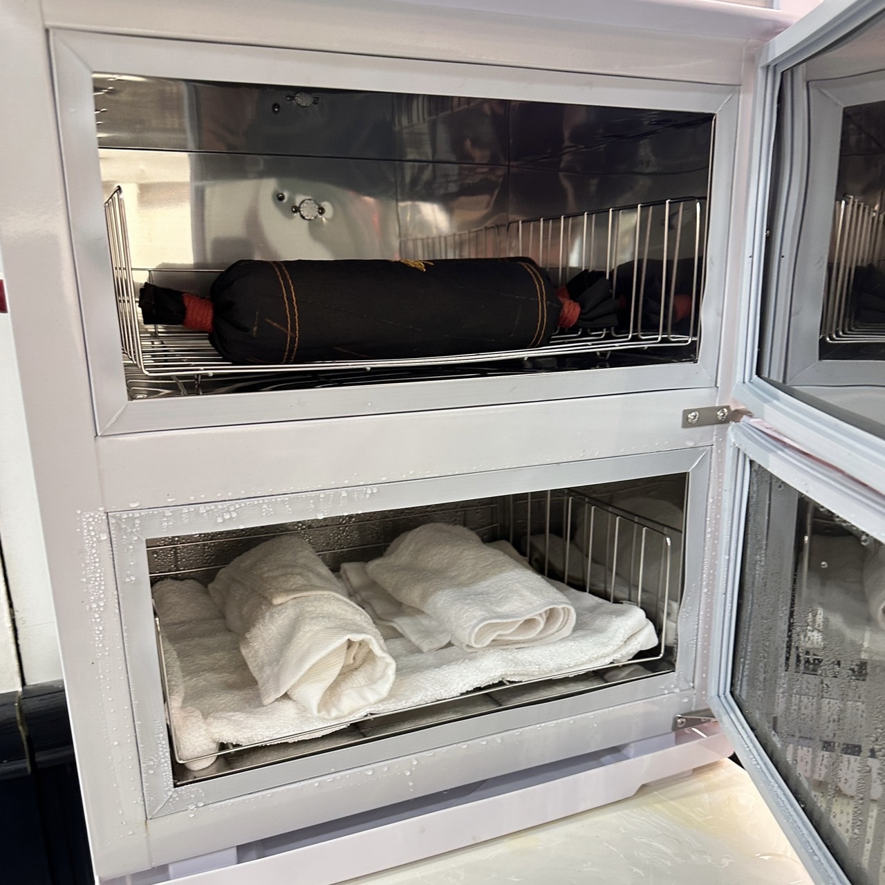 ตู้อบผ้าร้อน 2ประตู ใช้อบผ้าร้อน ผืนเล็กได้ 30-40ผืน เหมาะกับใช้ในสถานบริการความงาม คลินิก สปา โรงแรม