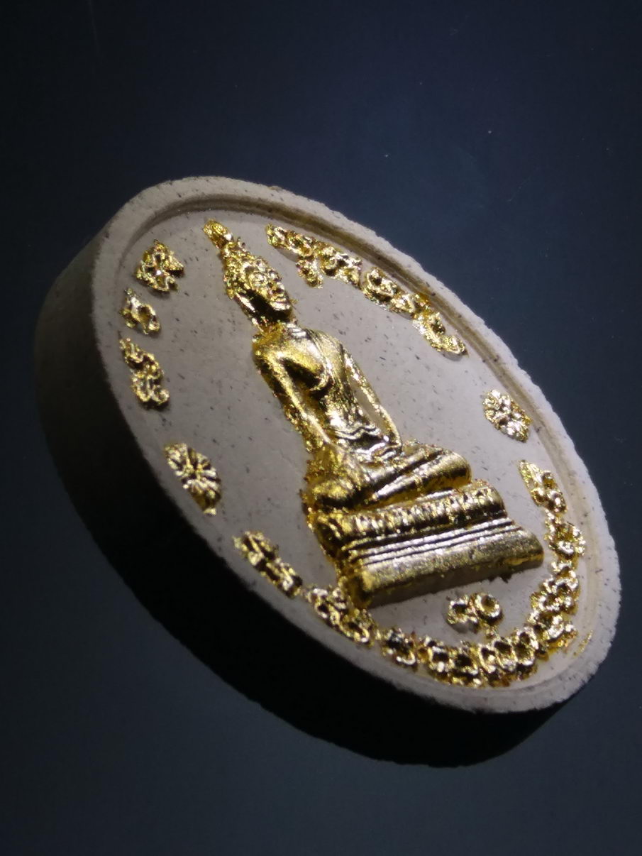 รหัสสินค้า พระมีกล่อง 3900 พระผงจันทร์ลอยปิดทองคำเปลว หลวงพ่อโบสถ์น้อย วัดอมรินทราราม เขตบางกอกน้อย กรุงเทพฯ รุ่น มหามงคล 80