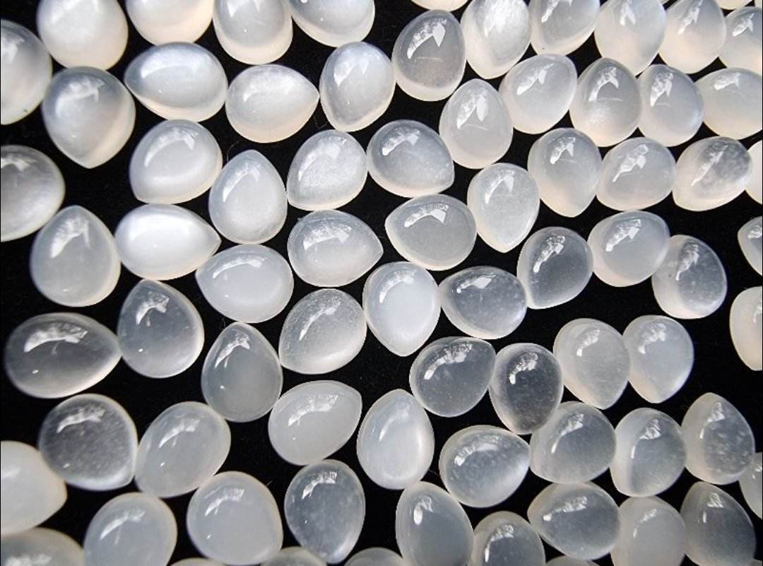 มูนสโตนหยดน้ำหลังเบี้ย 5x4 mm. 5 กะรัต