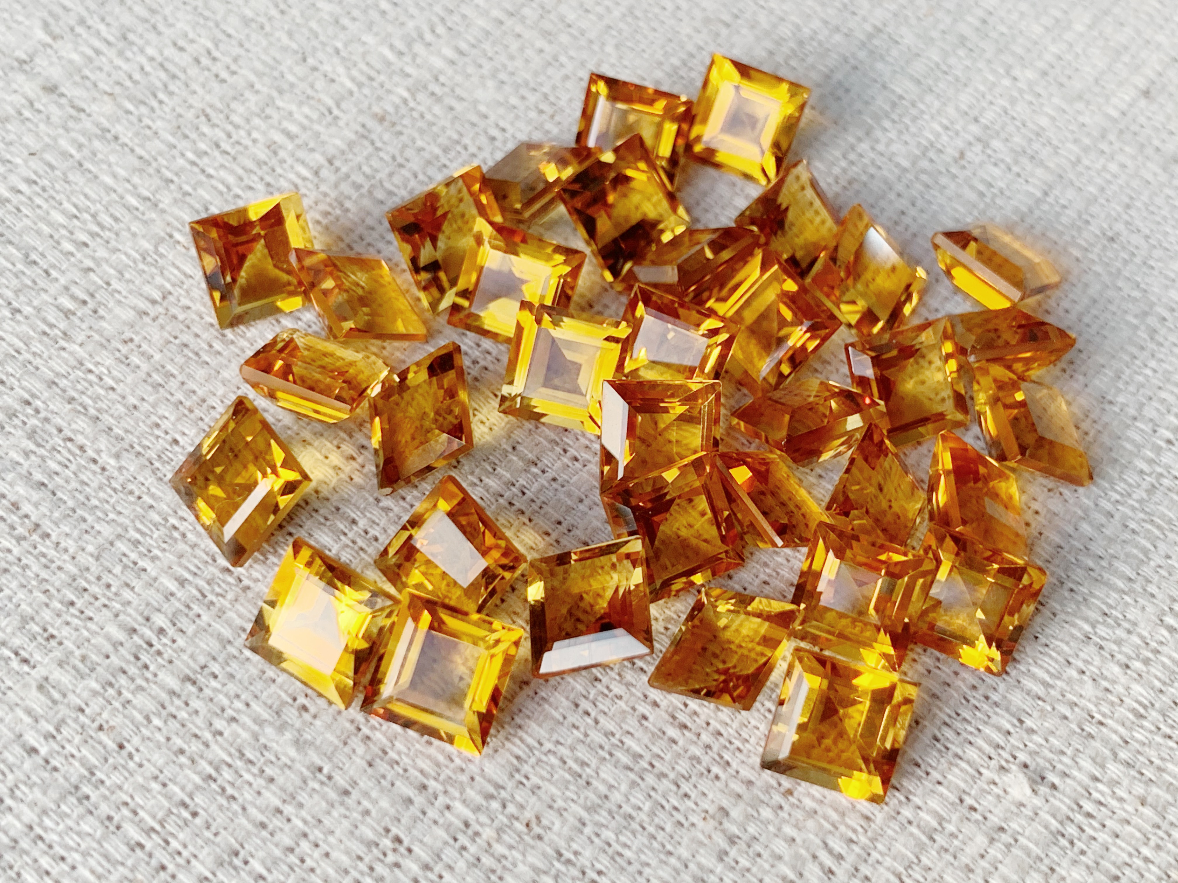 ซิทรินสี่เหลี่ยม 7x7 mm. 5 กะรัต
