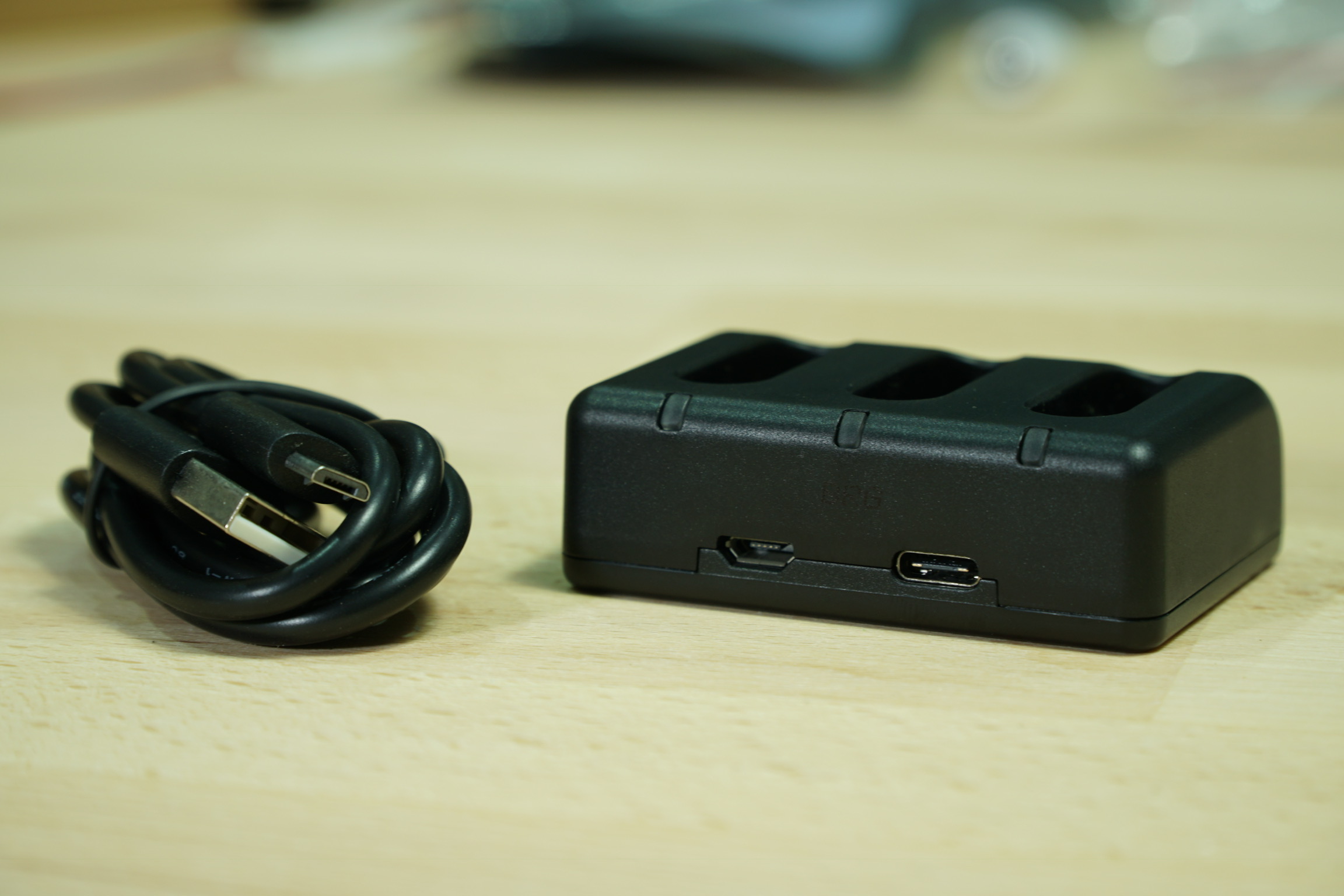 Kingmaแท่นชาร์จแบบ3ก้อน + แบตเตอรี่ Sony NP-BX1 2ก้อน ใช้กับกล้องSony รุ่นZV1 และ RX100