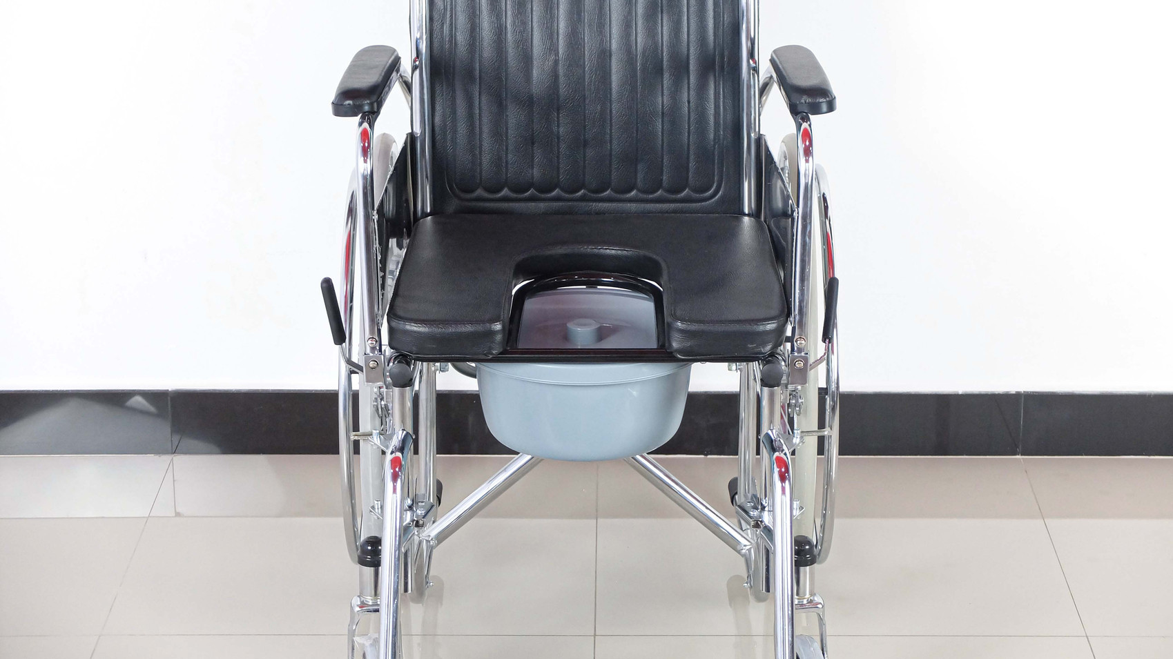 PS103 รถเข็นนั่งถ่าย เหล็กชุบโครเมี่ยม เบาะนั่งด้านหน้าดึงออกได้ พร้อมเบาะรองนั่ง