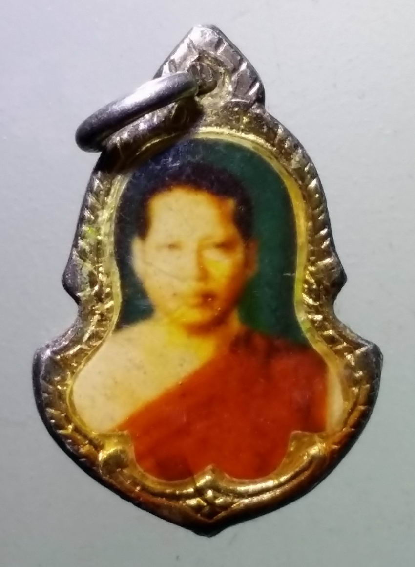 antig FB 335 ล็อกเก็ตพ่อท่านคล้าย วาจาสิทธิ์ หลวงพ่อจำเนียร วัดถ้ำเสือ จังหวัดกระบี่ ยุคแรกๆ สังเกตได้จาก ใบหน้าหลวงพ่อจำเนียร ยังหนุ่มอยู่ พระรายการนี้ให้เช่าบูชาแล้ว