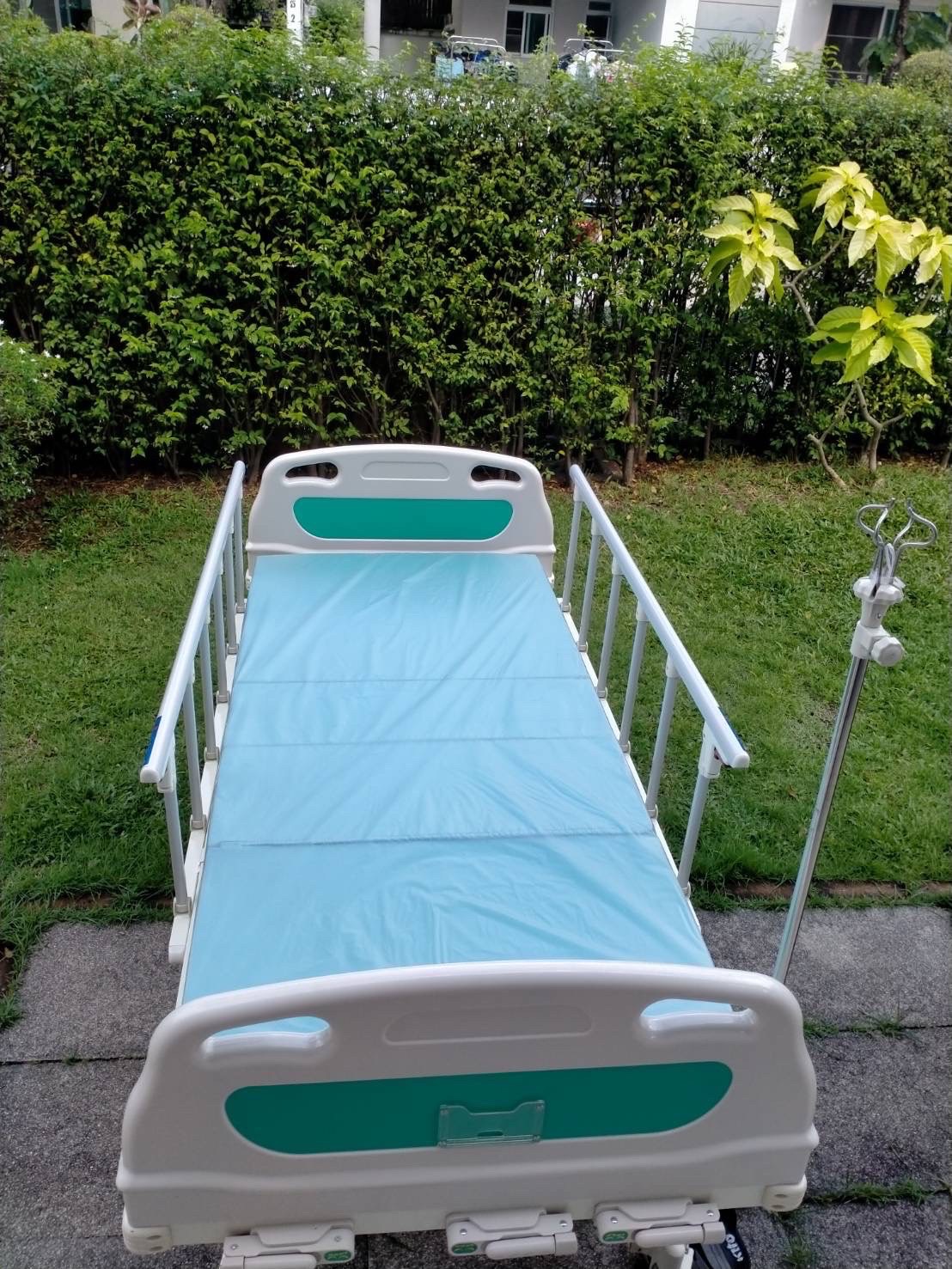 เตียงผู้ป่วยมือหมุน 3 ไกร์ A328P หัว-ท้าย ABS ราวสไลด์ (Manual Hospital Bed) ปรับเตียงต่ำพิเศษ 37 ซม. เท้าสัมผัสพื้นได้อย่างปลอดภัย + แถมพิเศษ ฟูกที่นอน 4 ตอน + เสาน้ำเกลือเสียบหัวเตียง (รุ่นขายดี)