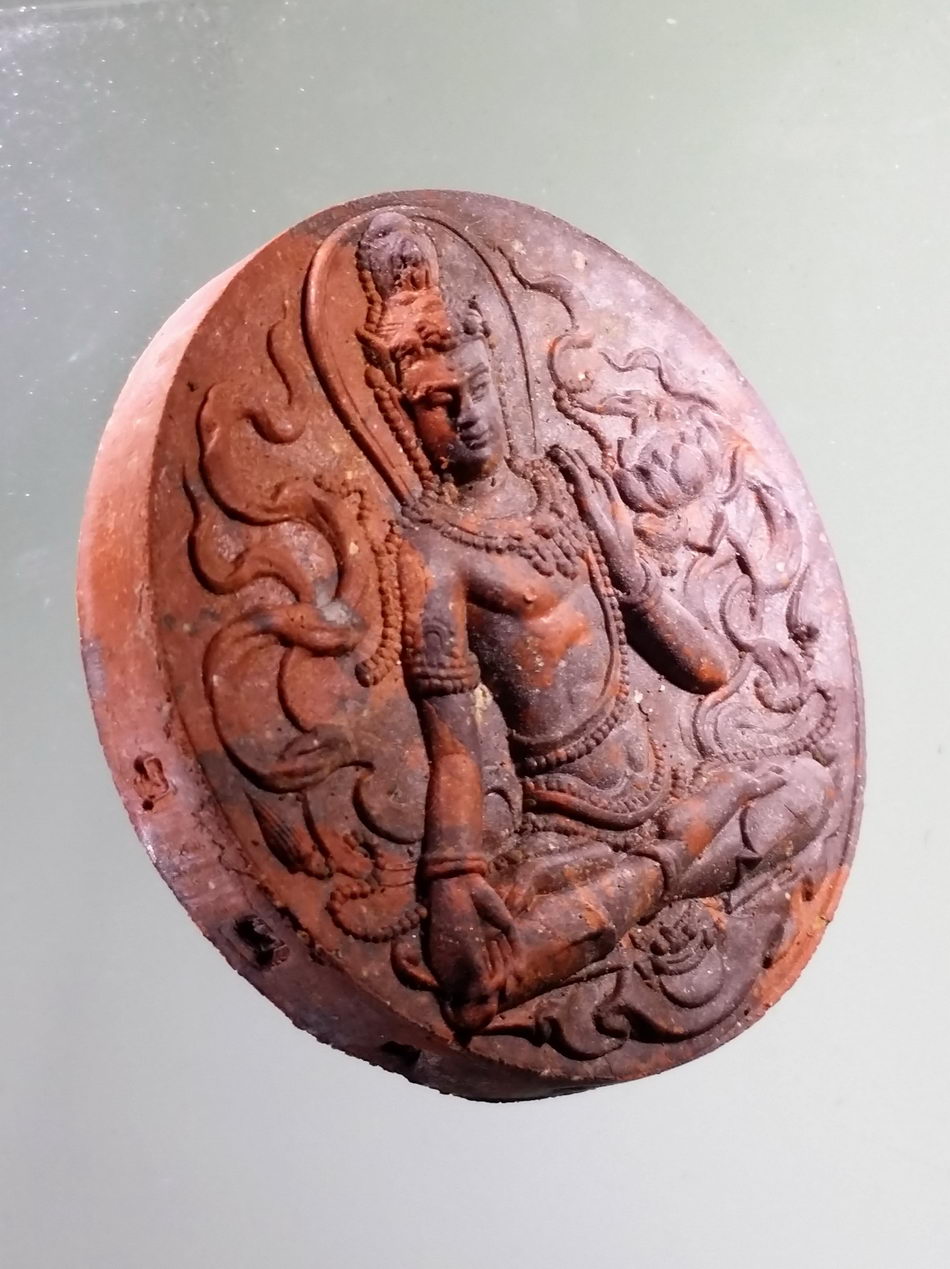 รหัสสินค้า จตุคามรามเทพ 964 พระเทวราชโพธิสัตว์จตุคามรามเทพ รุ่นมหาจักรพรรดิศรีวิชัยสุวรรณภูมิ เนื้อก้นครก แดง หมายเลข ๑๒๒๒