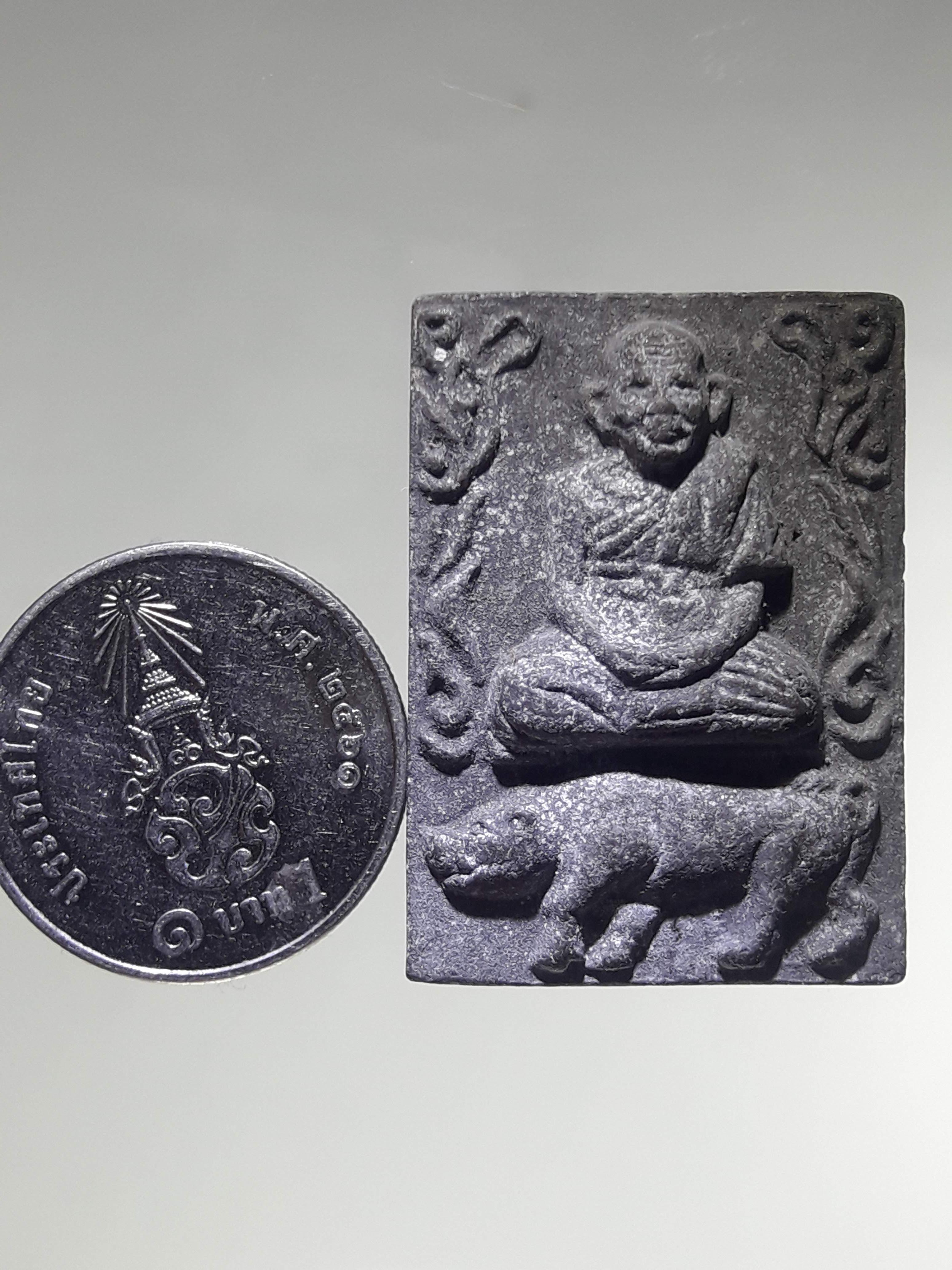 รหัสสินค้า พระเนื้อดิน ผง ว่าน 10522 พระผงสมเด็จขี่หมู เนื้อผงพุทธคุณสีดำ ปี 2525 หลวงปู่เส็ง วัดบางนา จ.ปทุมธานี ผสมมวลสารเก่า ผง 12 นักษัตร ตามตำราหลวงปู่เทียน