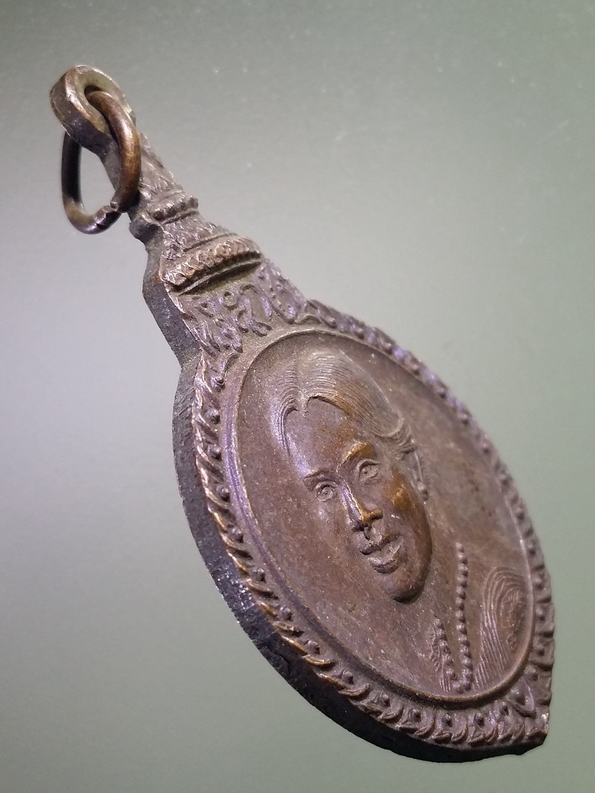 antig FB 696 เหรียญสมเด็จพระนางเจ้าสิริกิติ์ พระบรมราชินีนาถ ที่ระลึกเสด็จถวายผ้าพระกฐินต้น ณ.วัดศีลขันธาราม จังหวัดอ่างทอง สร้างปี 2522 พระรายการนี้ให้เช่าบูชาแล้ว