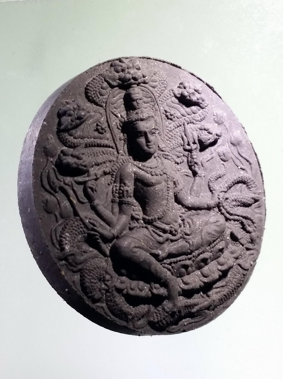 รหัสสินค้า จตุคามรามเทพ 793 จตุคามรามเทพ รุ่นมหาปาฏิหาริย์มั่งมีทรัพย์ เนื้อว่านดำ กล่องแปดเหลี่ยม ขนาด 5.6 cm จตุคามรามเทพ รุ่น มหาปาฎิหารย์มั่งมีทรัพย์ ปีพ.ศ. 2550