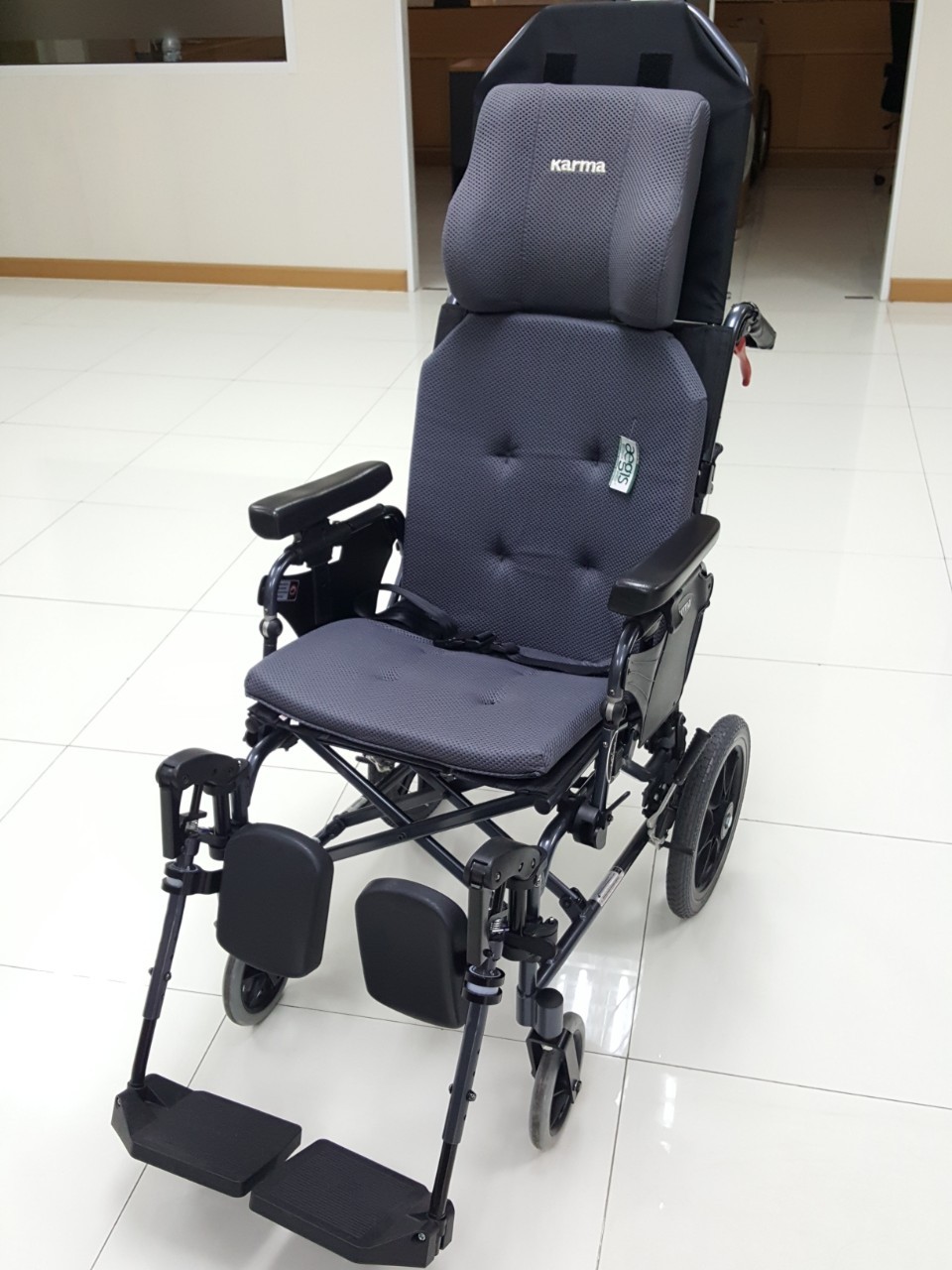 รถเข็นปรับเอนนอนได้ อลูมินัมอัลลอยด์คาร์ม่า รุ่น MVP502 (WheelChair KARMA MVP 502) ปรับเอนนอนได้ 170 องศา ที่วางแขนยกเปิดได้ โครงพักเท้ายืดตรงได้ พับเก็บได้ + แถมฟรี สายคาดลำตัวกันตก ของแท้ รับประกันศูนย์ไทย 5 ปี รุ่น TOP (Best Seller)