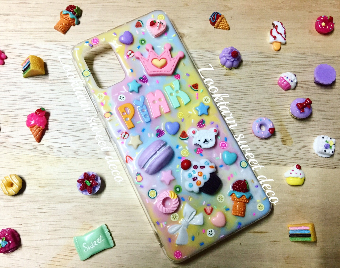 เคสพื้นขาว ฟ้า เหลือง ชมพู อักษรฟ้อนท์กระดุม
