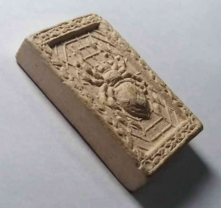 รหัสสินค้า พระไม่ทราบที่ 077 แมงมุม สไปเดอร์แมน เนื้อผง ไม่ทราบที่ ด้านหลังโรย พลอย พระรายการนี้ให้เช่าบูชาแล้ว