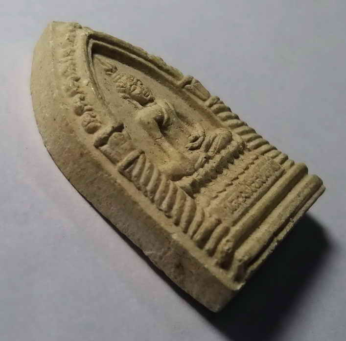 รหัสสินค้า พระเนื้อดิน เนื้อผง เนื้อว่าน 023 พระผงพิมพ์พระพุทธหลวงพ่อสัมฤทธิ์ หลังรูปเหมือนหลวงพ่อเสงี่ยม วัดยางใหญ่ อำเภอบางละมุง จังหวัดชลบุรี สร้างปี 2537 ที่ระลึกในงานฝังลูกนิมิต