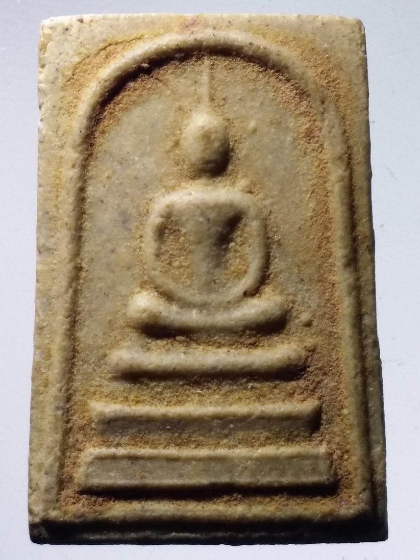 รหัสสินค้า พระเนื้อดิน เนื้อผง เนื้อว่าน 7403 พระสมเด็จเนื้อผง หลวงปู่แย้ม วัดตะเคียน จังหวัดนนทบุรี สร้างปี 2538 พระรายการนี้ให้เช่าบูชาแล้ว