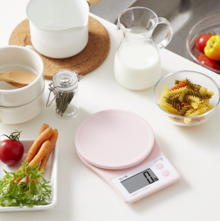 เครื่องชั่งดิจิตอล เครื่องชั่งน้ำหนักดิจิตอลในครัว ชั่งน้ำหนักสูงสุด 2 กิโลกรัม ความละเอียด 1 กรัม ยี่ห้อ Tanita สีชมพู สวย เรียบ หรู คงทนใช้งานง่าย