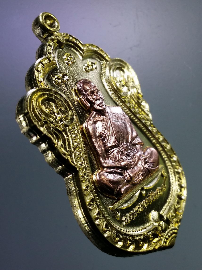 รหัสสินค้า พระมีกล่อง 007 เหรียญทองฝาบาตรหน้ากากทองแดง รุ่นเลื่อนสมณศักดิ์ หลวงพ่อพัฒน์ วัดห้วยด้วน อำเภอหนองบัว จังหวัดนครสวรรค์ ตอกโค๊ต หมายเลข ๔๐๙๘๔