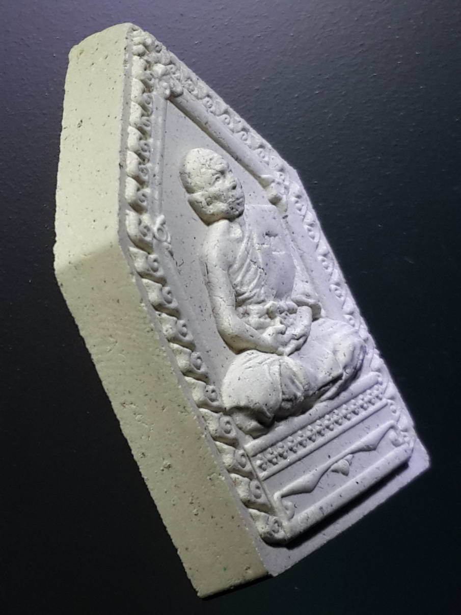 รหัสสินค้า พระมีกล่อง 289 พระผงรูปเหมือนห้าเหลี่ยมหลวงพ่อทองดี อรุโณ วัดสุรศักดิ์ อำเภอศรีราชา จังหวัดชลบุรี สร้างปี 2561