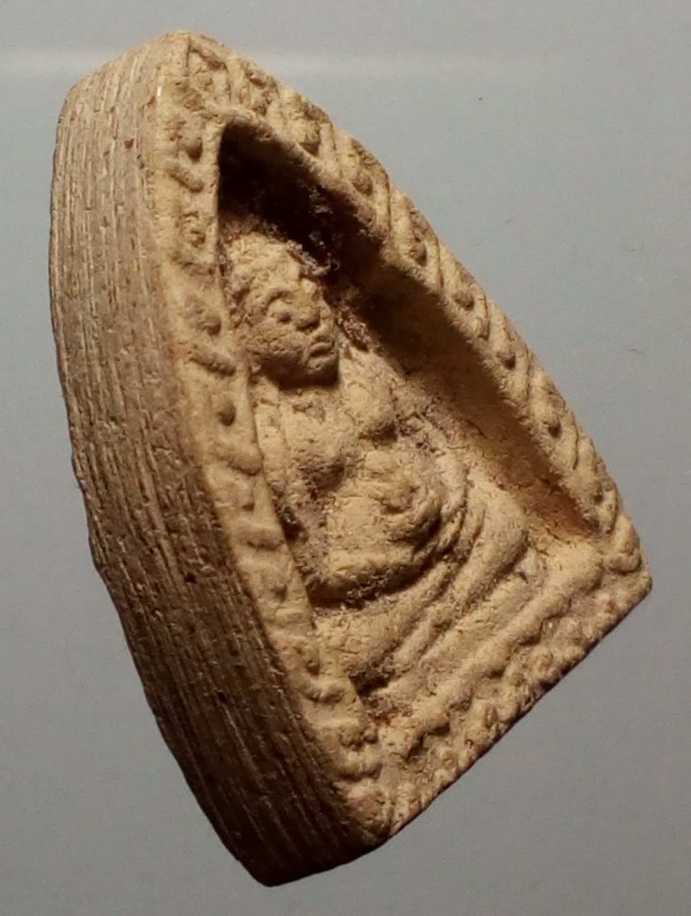 รหัสสินค้า พระไม่ทราบที่ 116 พระพุทธเนื้อผงรุ่น 1 ด้านหลังมีชื่อย่อวัด ว.ป.ส ไม่ทราบที่