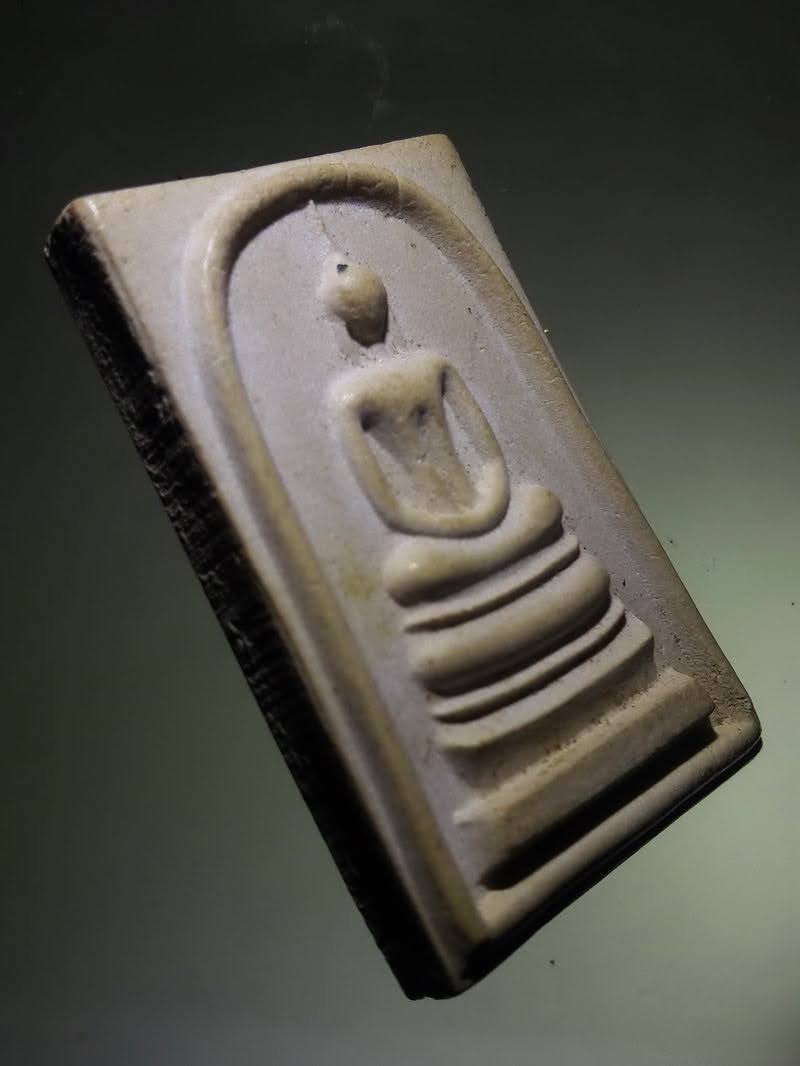 Antig FB 12842 พระสมเด็จเนื้อผงพิมพ์ใหญ่ พิมพ์พิเศษ หลวงพ่อคับ วัดหนองนกไข่ อำเภอกระทุ่มแบน จังหวัดสมุทรสาคร สร้างปี 2520