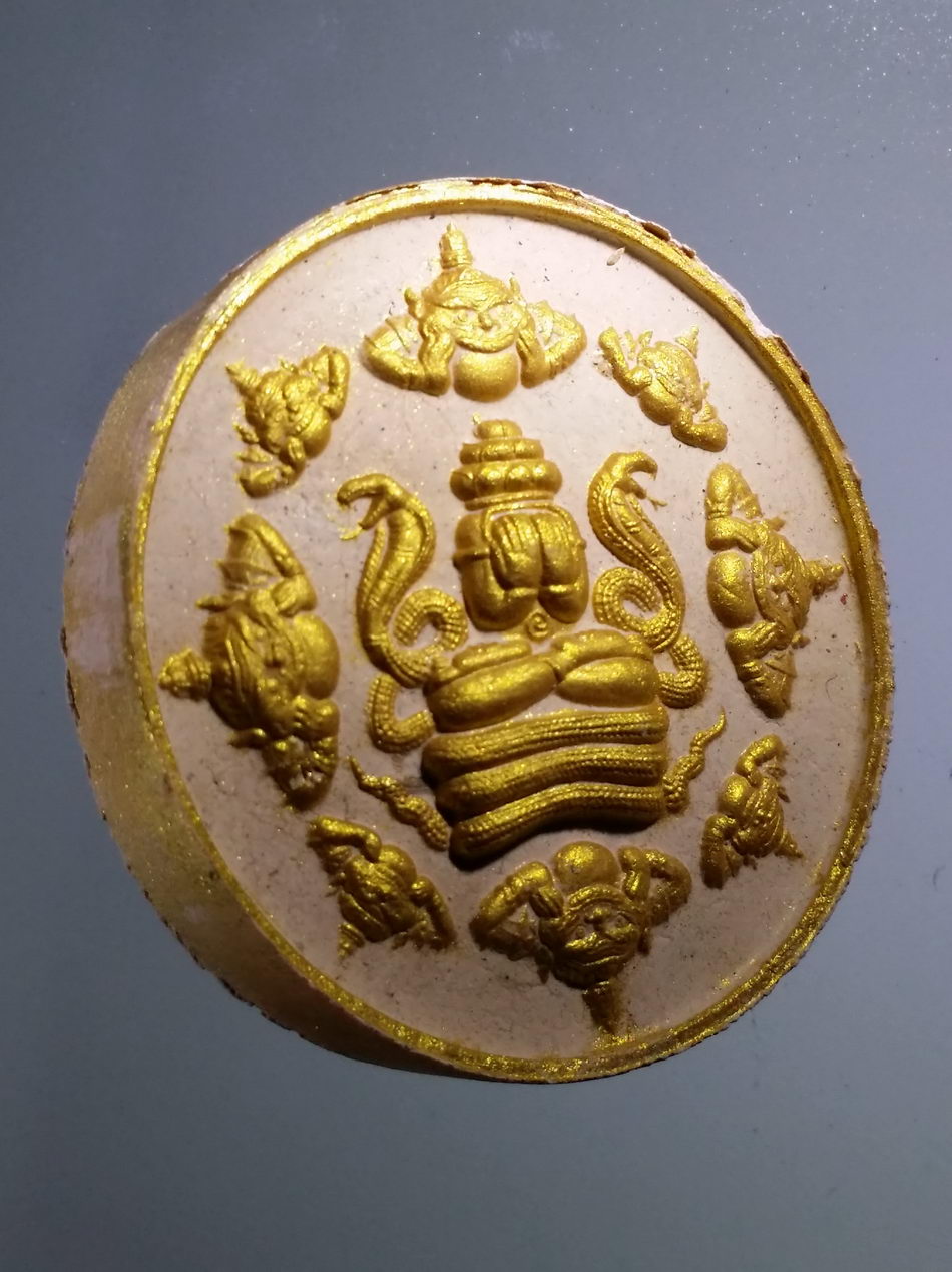 รหัสสินค้า จตุคามรามเทพ 831 พระปิดตาพังพระกาฬ เนื้อผงปัดทอง รุ่นทรัพย์เทวา มาพร้อมกล่องเดิม มีกระเทาะ ตำแหน่ง 2 นาฬิกา พิจารณาก่อนเช่าบูชานะครับ