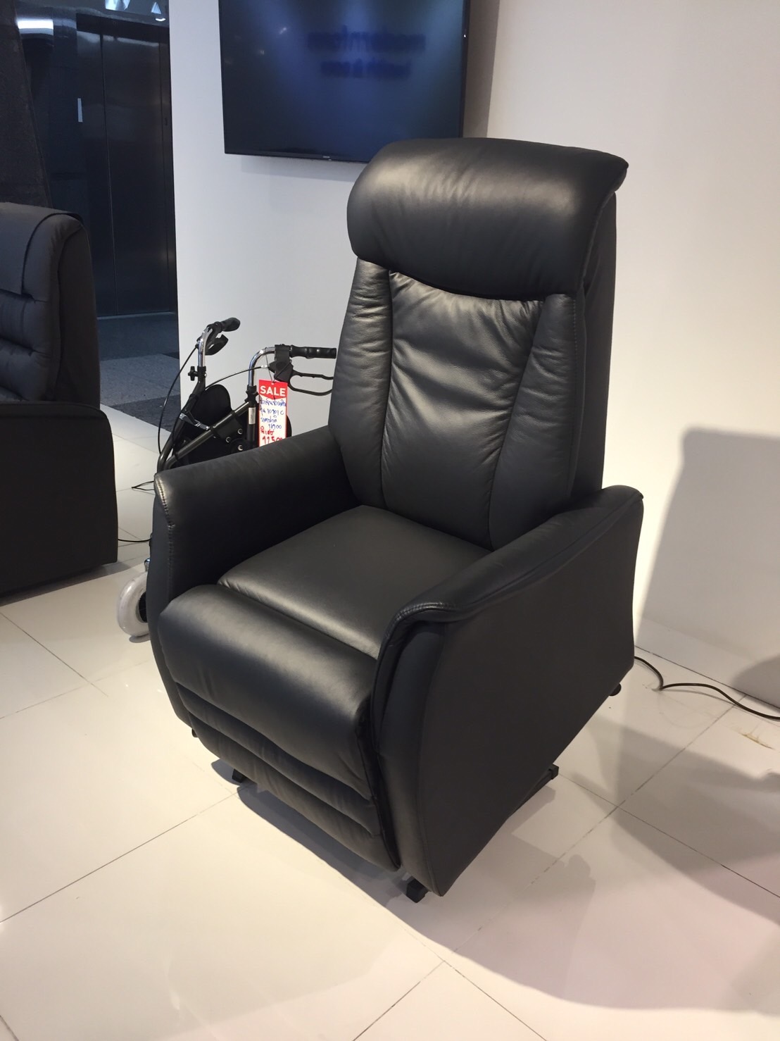 เก้าอี้พักผ่อนปรับไฟฟ้า ช่วยพยุงลุก-นั่ง Chilton Chair หุ้มหนังแท้ผิวสัมผัส นุ่มสบายต่อการใช้งาน