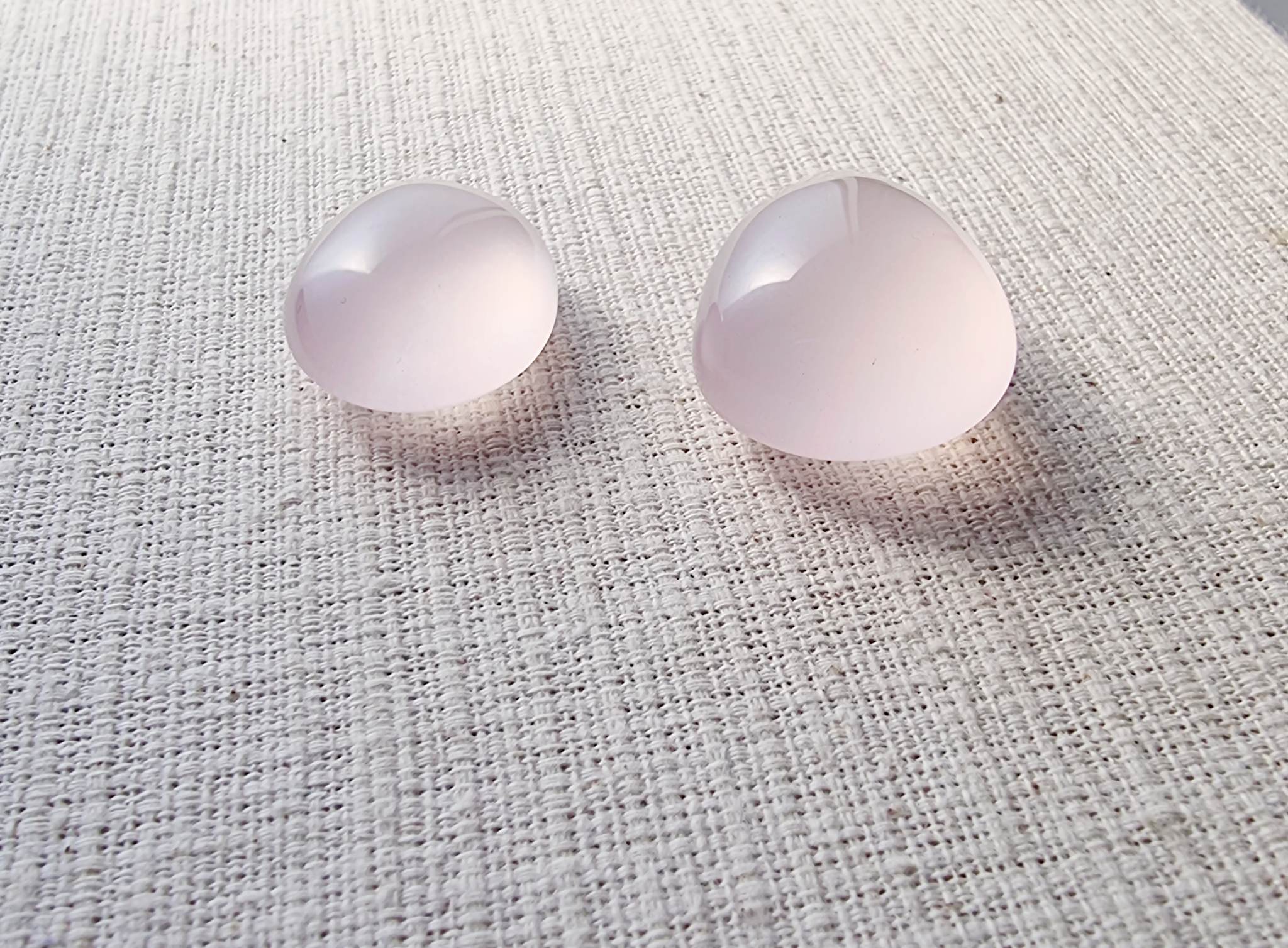 พอยโรสควอซส์ สีชมพูพาสเทล 2 เม็ด 1,750 บาท