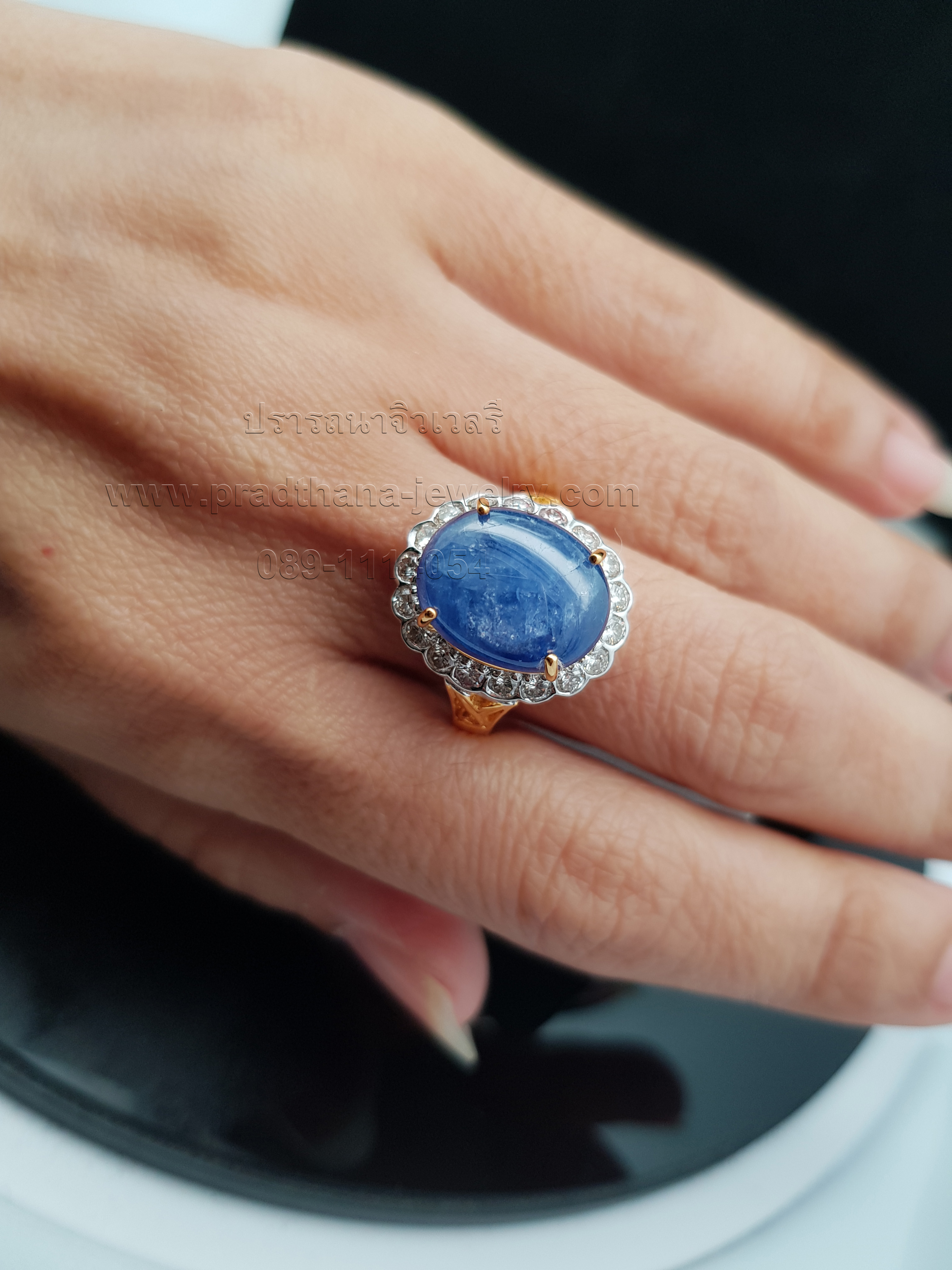 แหวนไพลินนิหล่าล้อมเพชร