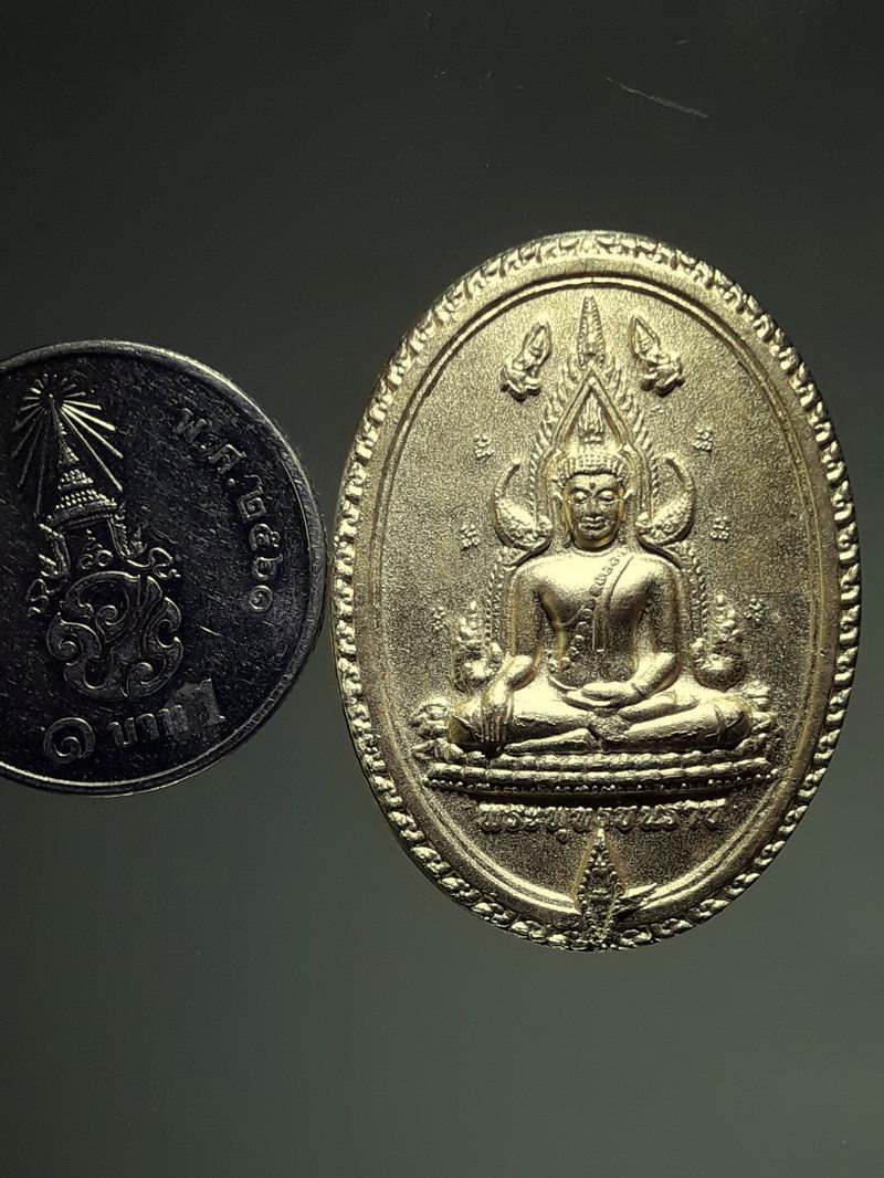 รหัสสินค้า เหรียญพระพุทธ 4313 เหรียญกะไหล่ทองพ่นทราย พระพุทธชินราช พระเหลือ วัดพระศรีรัตนมหาธาตุ จังหวัดพิษณุโลก สร้างปี 2557