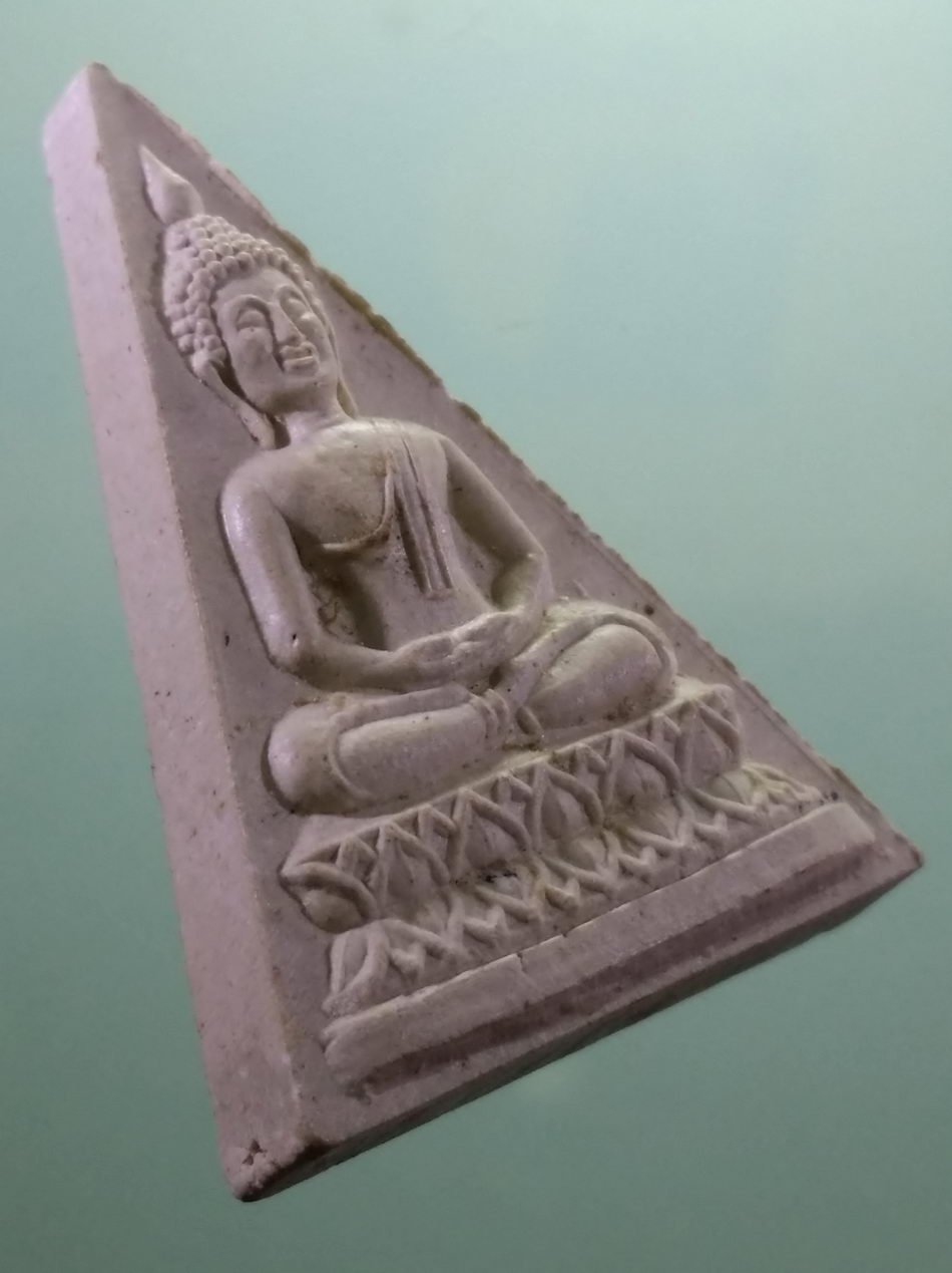 รหัสสินค้า พระมีกล่อง 4052 สมเด็จวัดสามปลื้ม สามเหลี่ยมพระประธานใหญ่ รุ่น 3 ปฏิสังขรณ์วัด จัดสร้างปี 2534 พระสวยกล่องเดิม