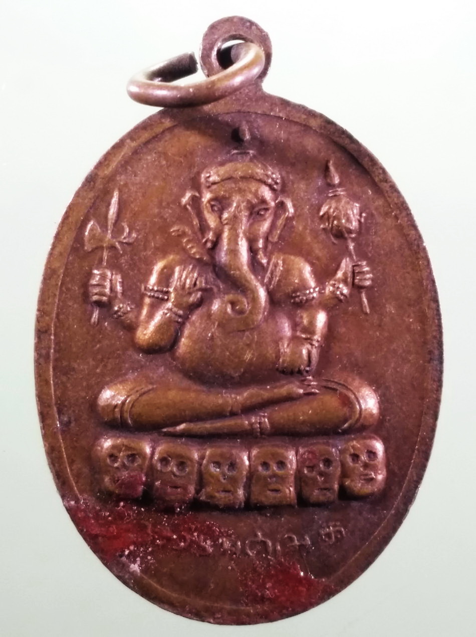 รหัสสินค้า เทพจีน - เทพฮินดู 129 เหรียญพระอิศวร หลังพระพิฆเณศวร เทพเจ้าแห่งความสำเร็จ วัดแขกสีลม กรุงเทพฯ สร้างปี 2514 สภาพผิวหิ้ง มีรอยยางวง ละลายติดอยู่ที่เหรียญ เอาไปทำความสะอาดเอาเองนะครับ