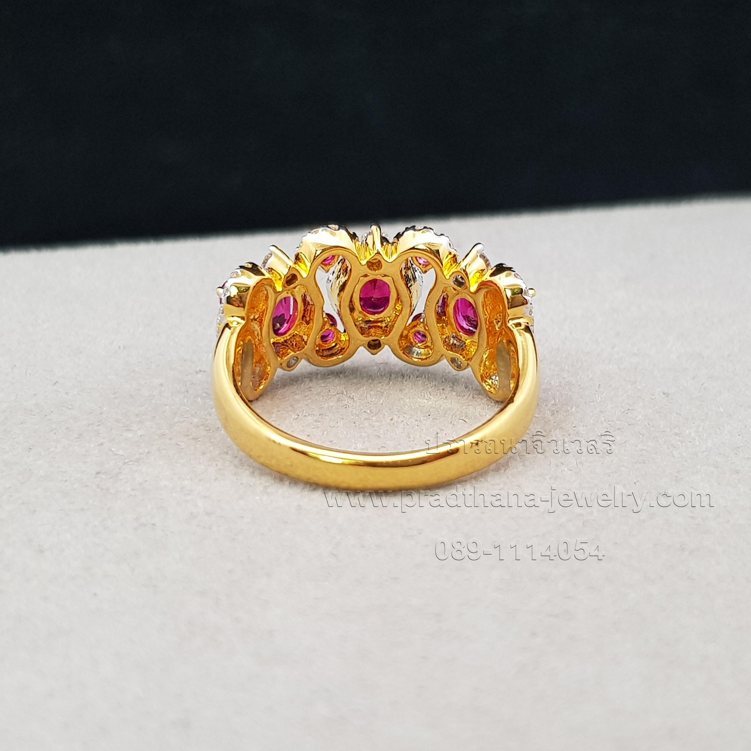 แหวนทับทิมประดับเพชร