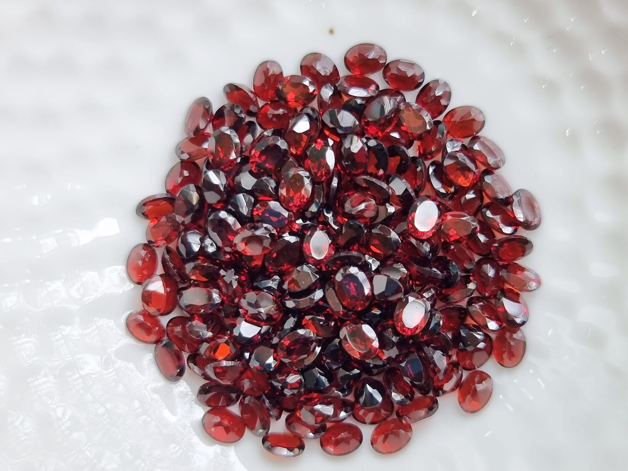 โกเมนไข่ 4x3 mm. 5 กะรัต