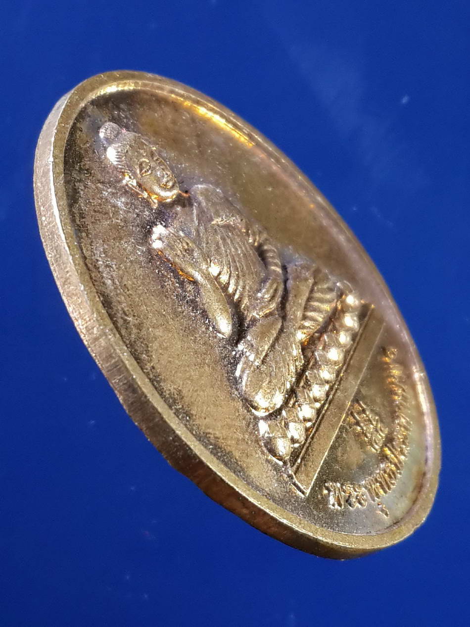 FB 57 เหรียญพระพุทธปางประทานพร หลังรอยพระพุทธบาท เนื้อทองแดง ไม่ทราบสำนัก