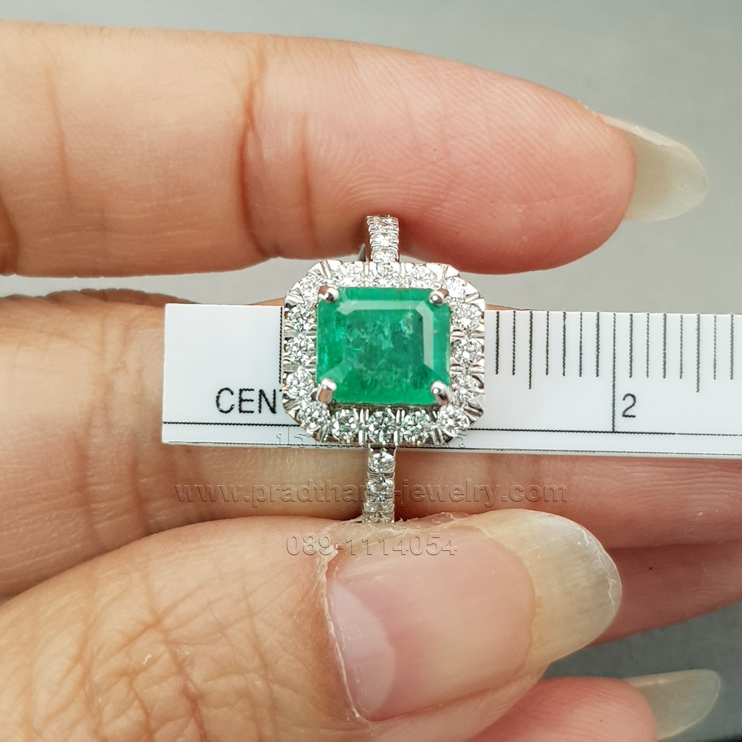 แหวนมรกตประดับเพชร