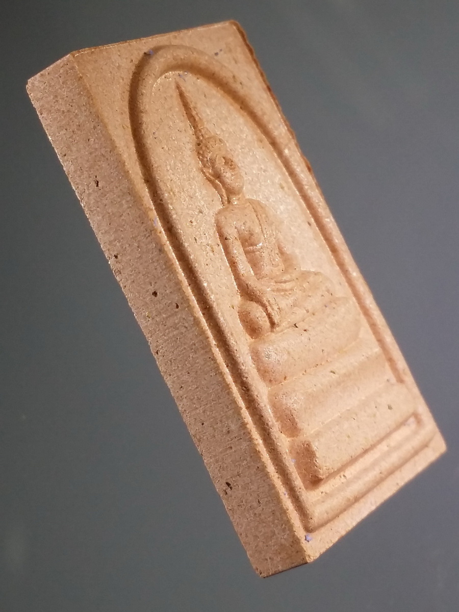 รหัสสินค้า พระมีกล่อง 481 หลวงพ่อพระใส เนื้อกระเบื้องหลังคาโบสถ์ รุ่นแรก วัดโพธิ์ชัยจังหวัดหนองคาย สร้างปี 2541 พระรายการนี้ให้เช่าบูชาแล้ว