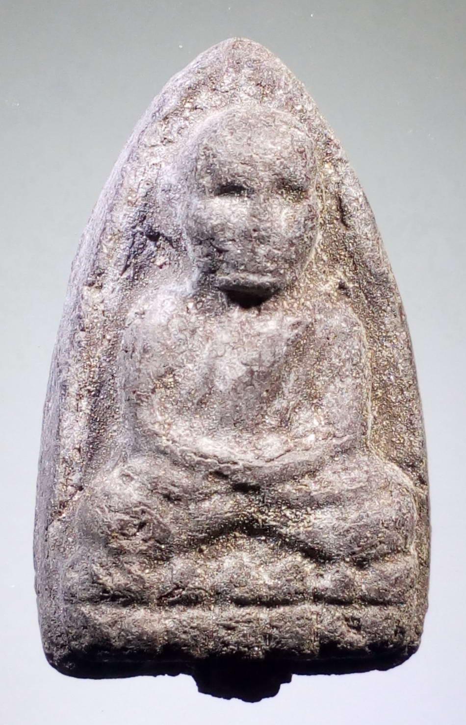 รหัสสินค้า หลวงปู่ทวด วัดต่างๆ 161 หลวงปู่ทวด วัดช้างให้ จ.ปัตตานี หลังอูม โรยแร่ ไม่ทราบปี ใต้ฐานมีรูสำหรับเสียบดึงออกจากพิมพ์