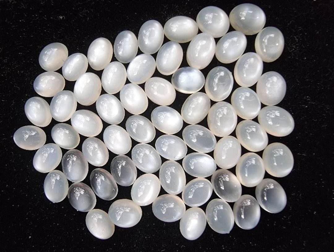 มูนสโตนไข่หลังเบี้ย 8x6 mm. 6 กะรัต