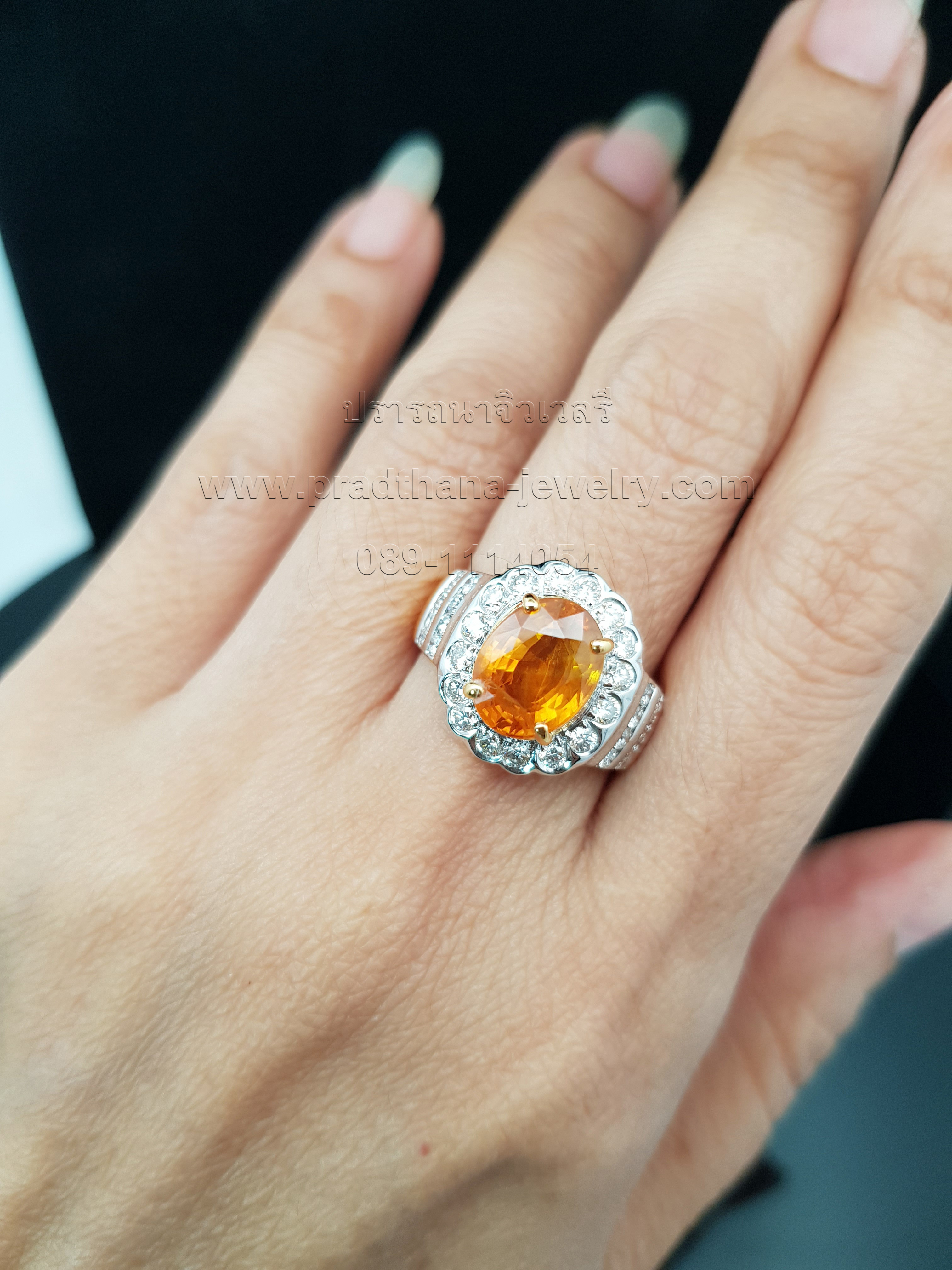 แหวนบุษราคัมประดับเพชร