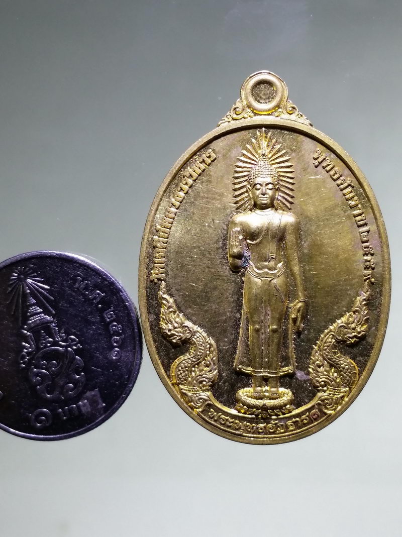 รหัสสินค้า เหรียญพระพุทธ 4279 เหรียญพระพุทธอัฏฐารส วัดเจดีย์หลวงวรวิหาร หลังพญามังรายมหาราช ที่ระลึก 60 รอบนักษัตร ฉลอง 700 ปี เมืองเชียงใหม่ ตอกโค๊ต ด้านหลัง หมายเลข 8062