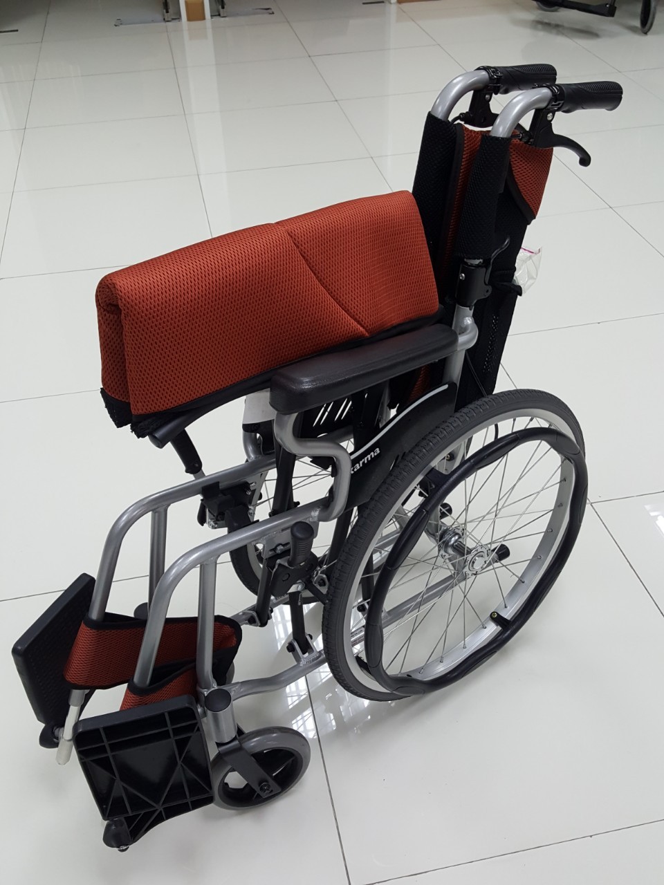 รถเข็นวีลแชร์น้ำหนักเบา พับได้ อลูมินัมอัลลอยด์คาร์ม่า รุ่น S-Ergo 205 F20 (WheelChair Karma S-Ergo 205 F20) พกพาสะดวก กะทัดรัด ของแท้ รับประกันศูนย์ไทย 5 ปี