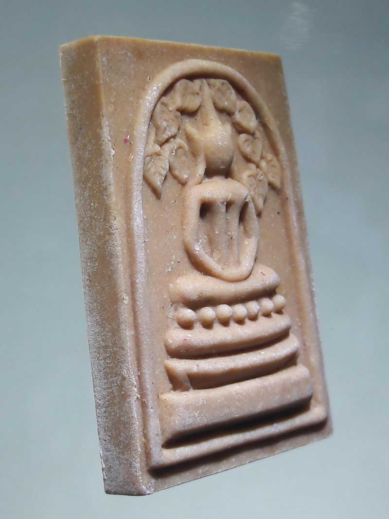 รหัสสินค้า พระมีกล่อง 369 พระสมเด็จพิมพ์ปรกโพธิ์เนื้อผงน้ำมัน รุ่นเศรษฐีดวงดี หลวงพ่อนวณ ปริสุทโธ วัดแก้วเจริญ จังหวัดสมุทรสงคราม สร้างปี 2559