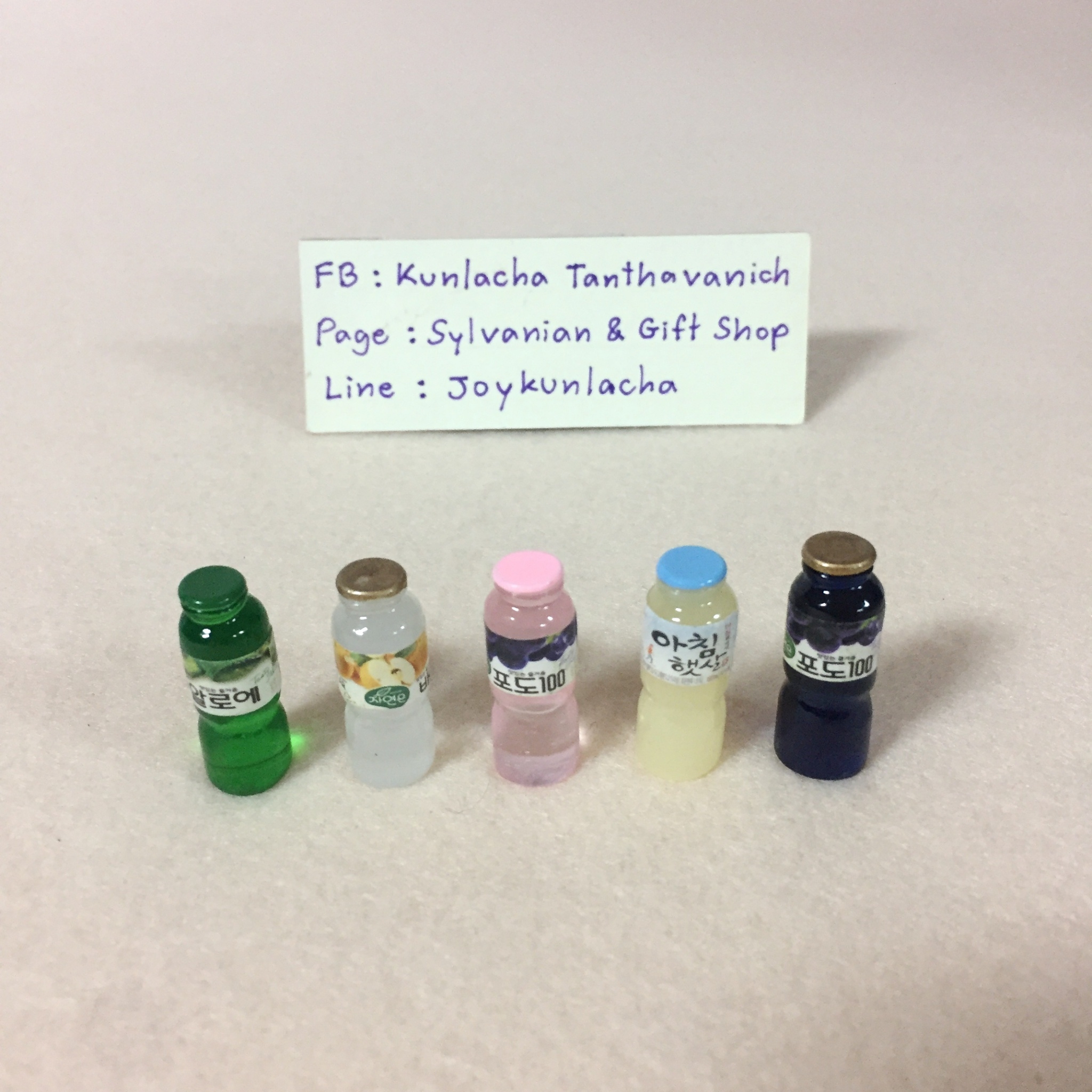 เครื่องดื่มน้ำผลไม้จิ๋ว 5 ขวด ตกแต่งบ้านตุ๊กตา สเกล 1:12 โมเดลจำลอง ของจิ๋ว งานจีน เล่นกับตุ๊กตาซิลวาเนียนได้